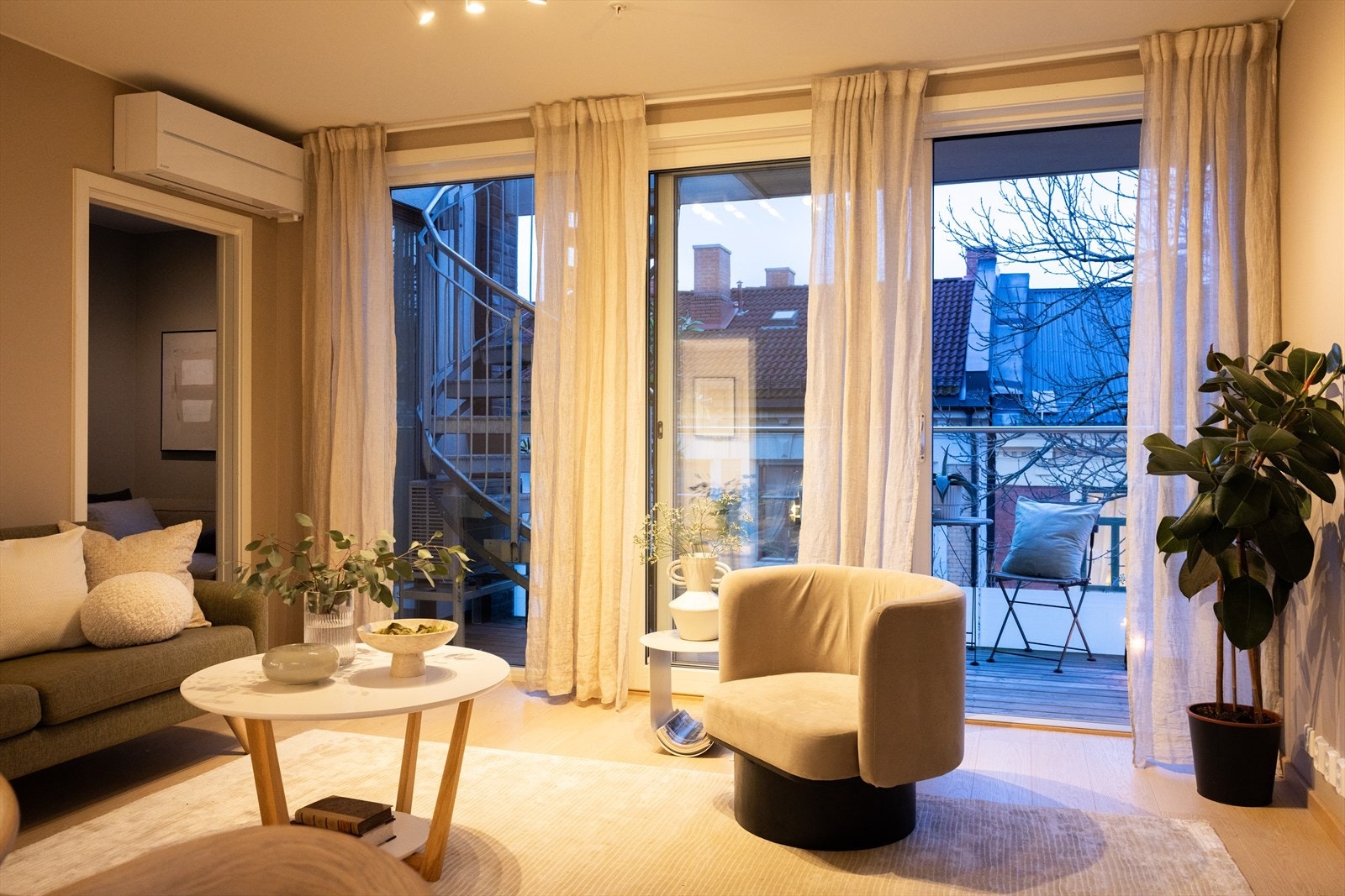 - Det er installert varmepumpe i stuen som hovedsaklig benyttes som aircondition om sommeren - Galleribilde