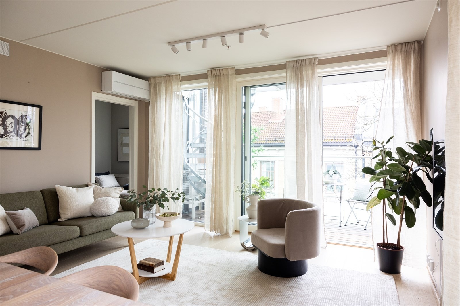 - En gjennomgående og rålekker 4-roms toppleilighet med sentral og attraktiv beliggenhet i populære Millskvartalet på Grünerløkka - Galleribilde