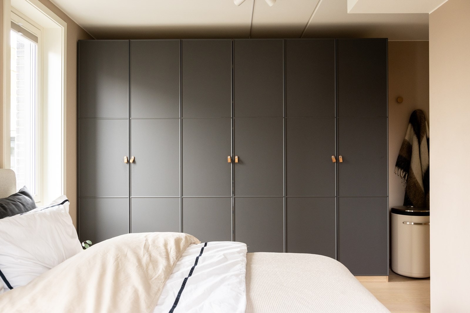 - Rikelig med oppbevaringsplass i stor garderobeløsning - Galleribilde