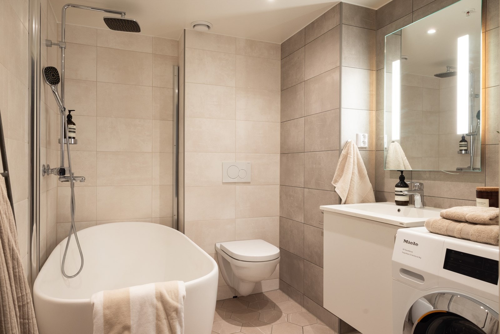 - Flislagt baderom fra 2021 med vannbåren varme i gulvet og downlights i himling - Galleribilde