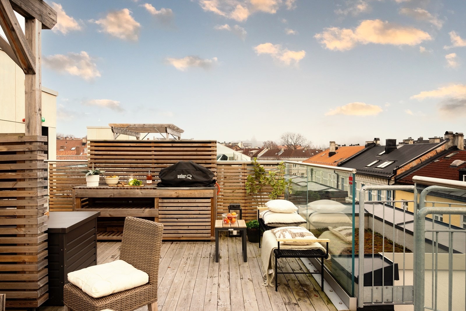 - Plassbygd benk med plass til grill - Galleribilde