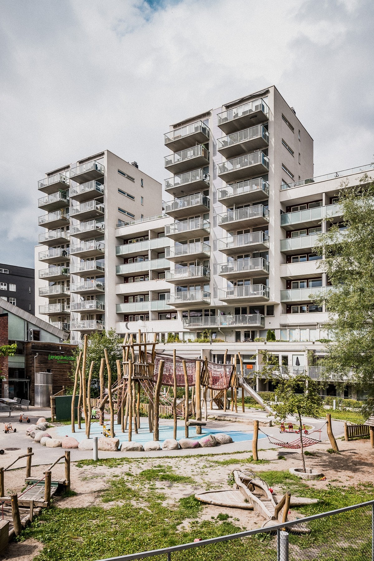 Uteområdene er pent opparbeidet med gressplen, trær, sittegrupper og prydbusker, samt flere lekeplasser for de minste og sykkelskur.
Leiligheten er en del av Waldemars hage, og har fortrinnsrett til en barnehage i sameiet. Galleribilde