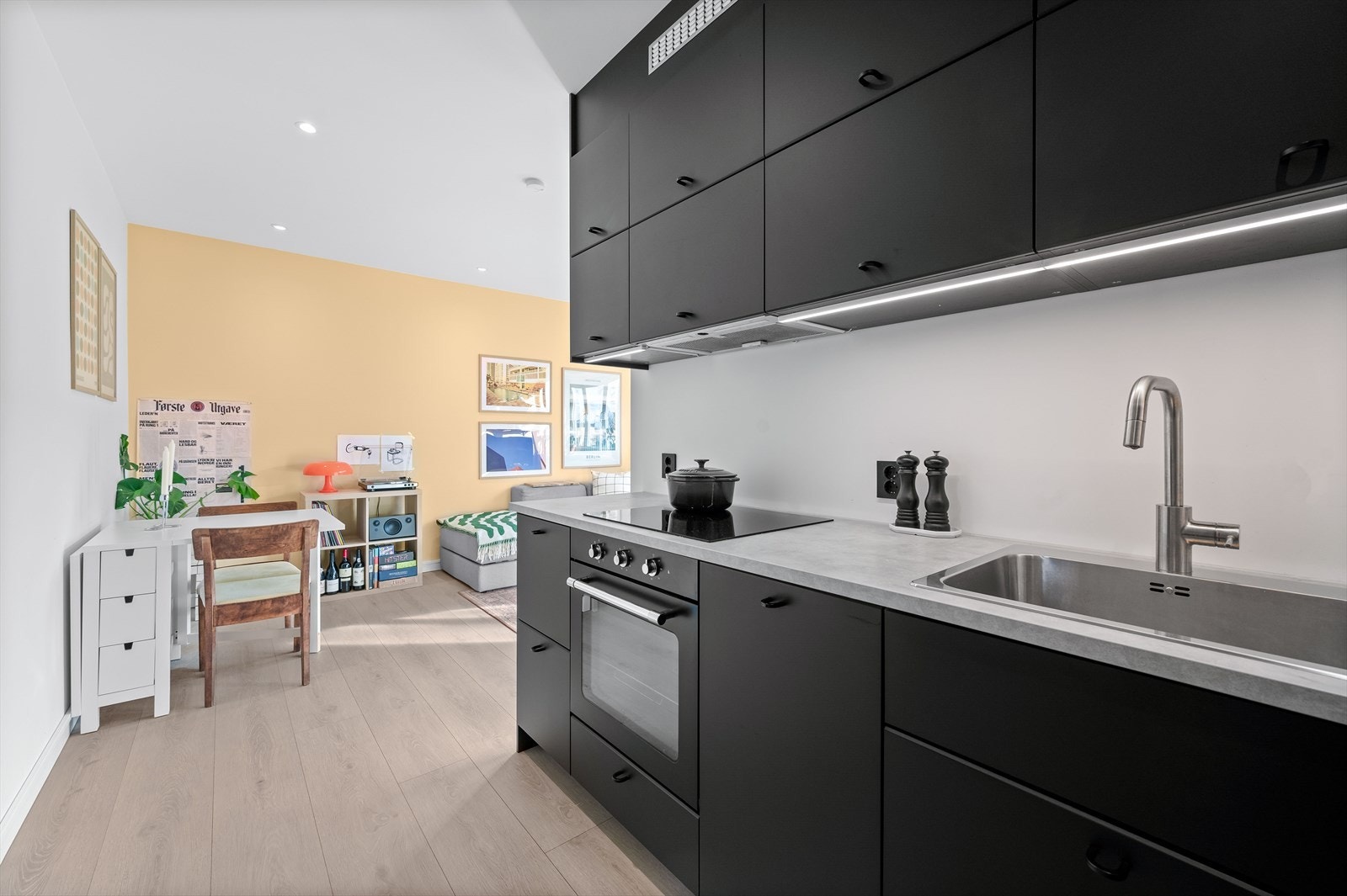 Lekkert kjøkken fra Ikea som ble satt inn i 2021. Her ble det lagt vekt på et kjøkken som har gode arbeidsflater og oppbevaringsmuligheter. Galleribilde