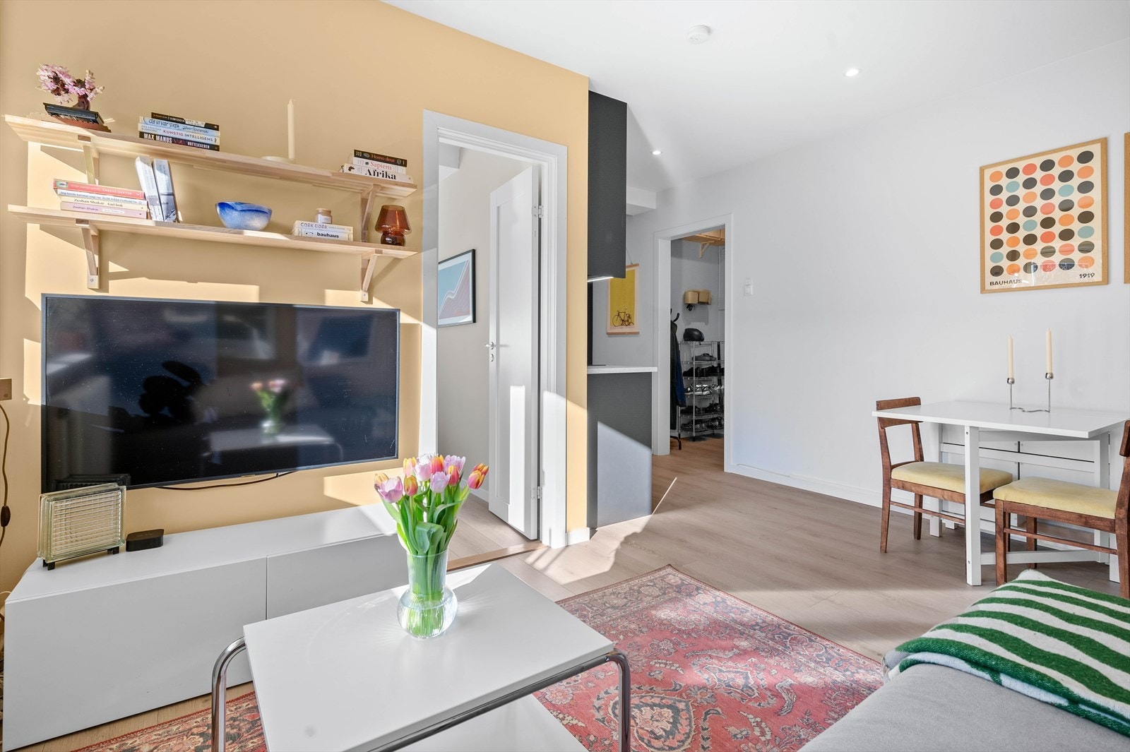 God plass til sofaseksjon med tilhørende møblement og spisebord. Galleribilde