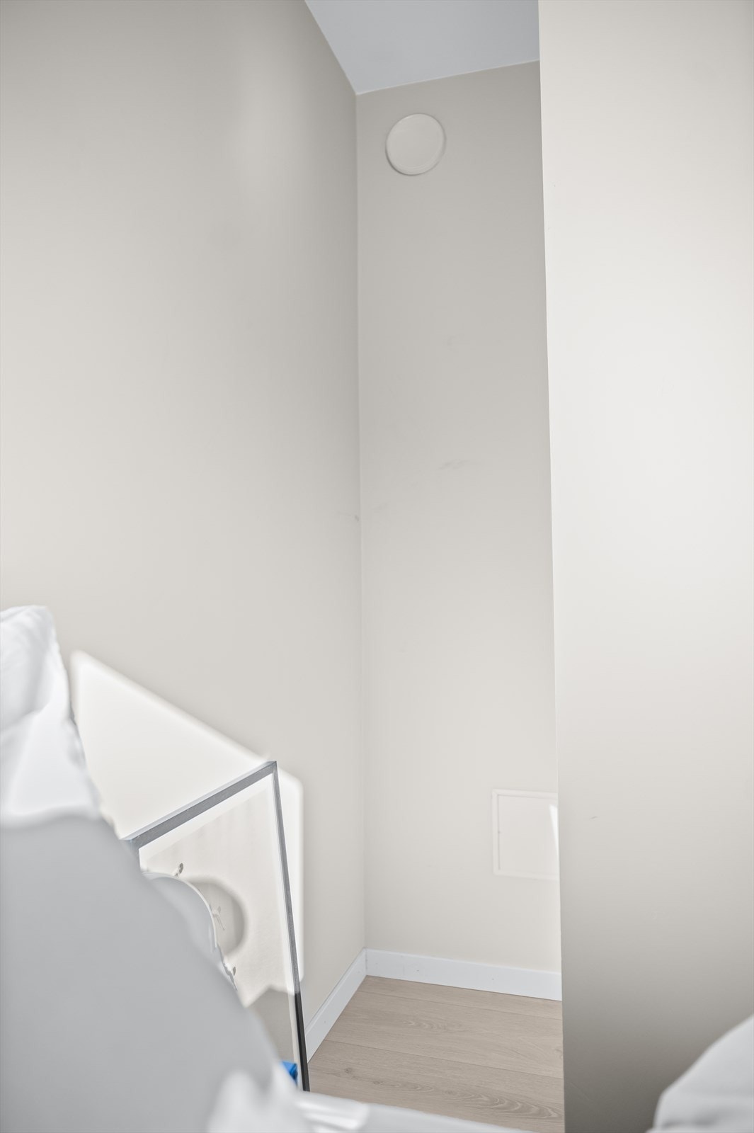 Nisje som kan innredes med heng eller annen oppbevaringsløsning. Inspeksjonsluke for stoppekran og lufteventil i veggen. Galleribilde