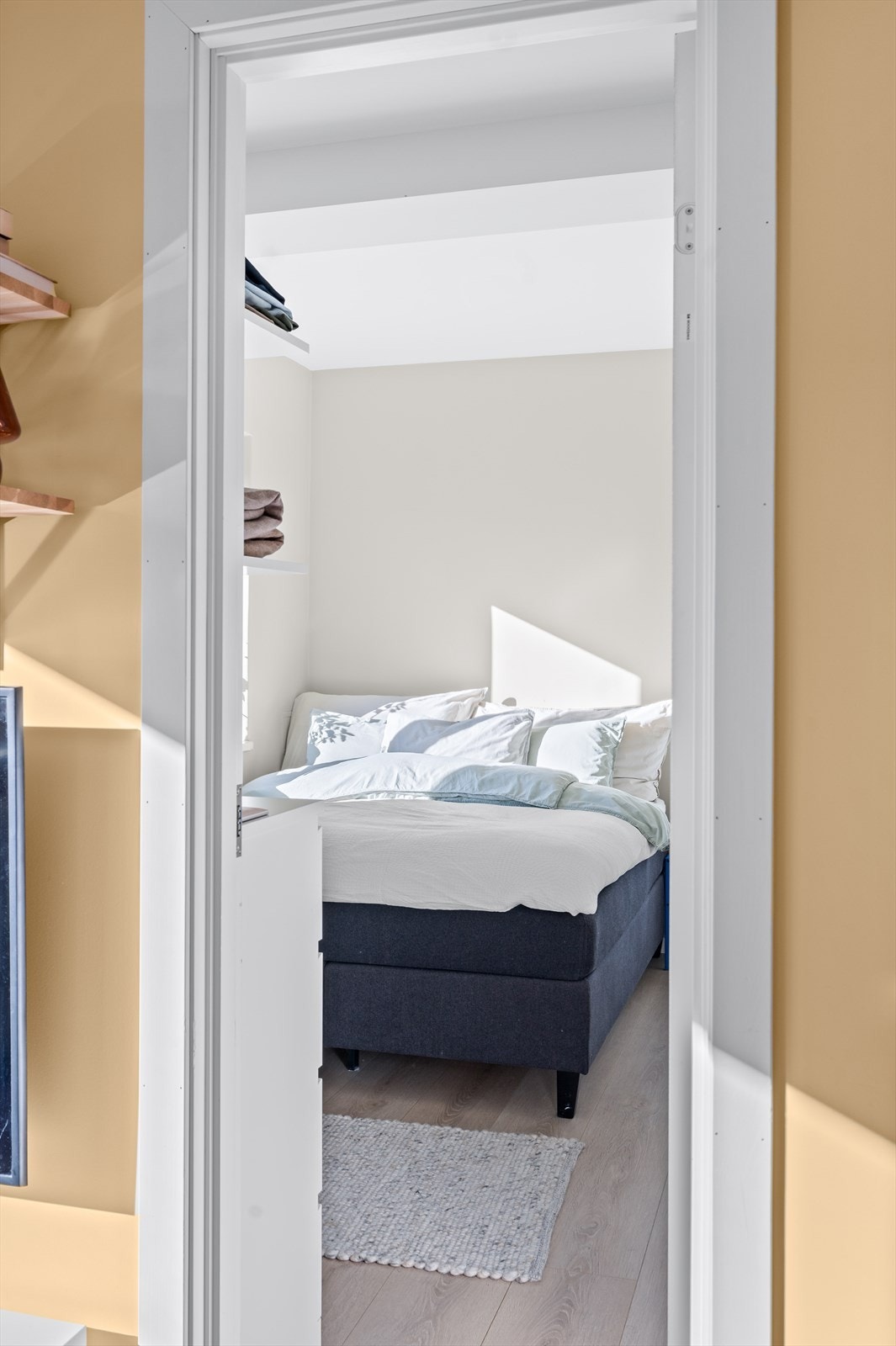 Fra den åpne stue/kjøkkenløsningen er det tilgang til soverommet. Galleribilde