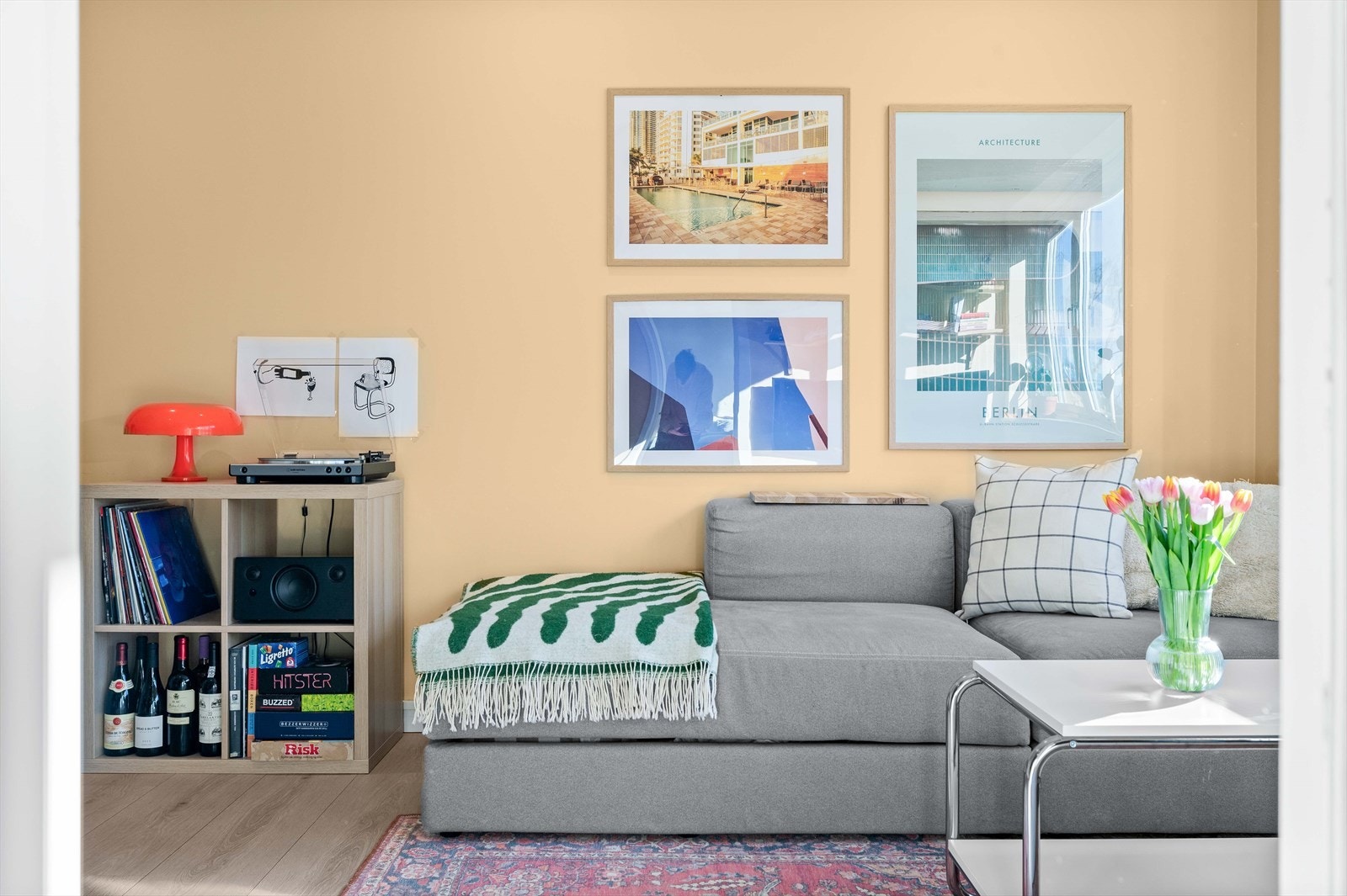 Hele leiligheten er malt i en delikat fargepalett som gir en god atmosfære. Det lekre og slitesterke laminatgulvet passer godt til. Galleribilde