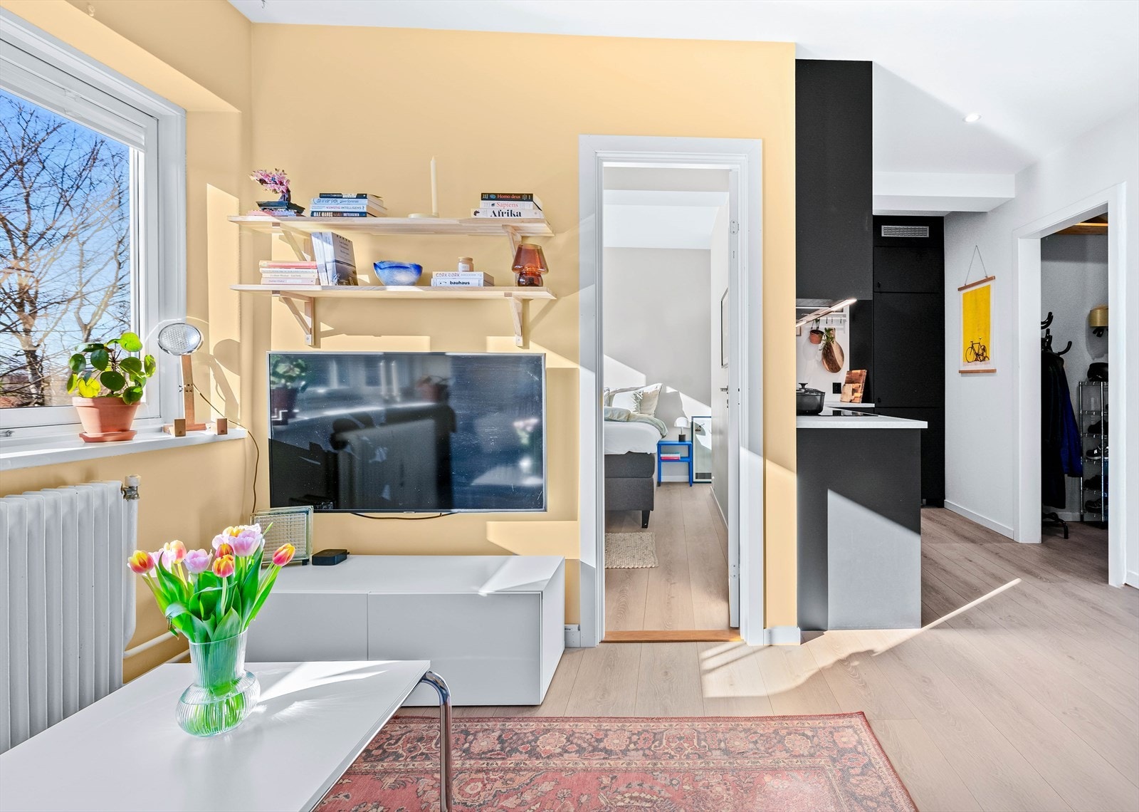 Boligen ble betydelig oppusset i 2021 med nytt kjøkken og nye overflater. Galleribilde