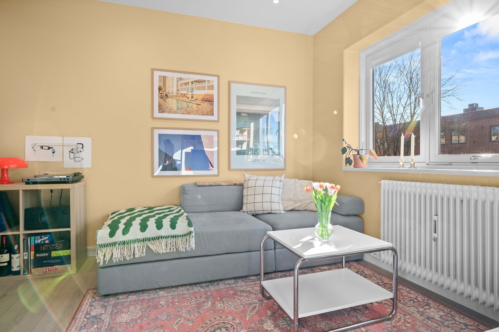 Store vindusflater som slipper inn rikelig med naturlig lys. Galleribilde