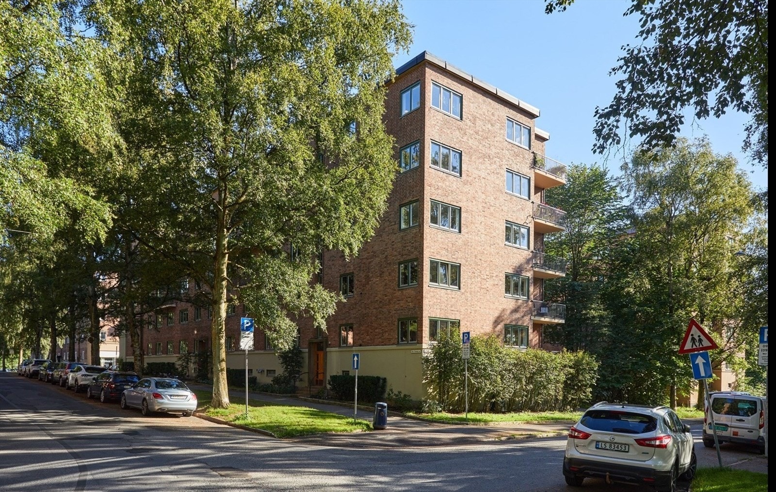 Grønt og frodig på sommerstid. På Sinsen er det godt med luft mellom blokkene, mye trær og grøntområder og en nærhet til både butikker og kollektivtransport. Galleribilde