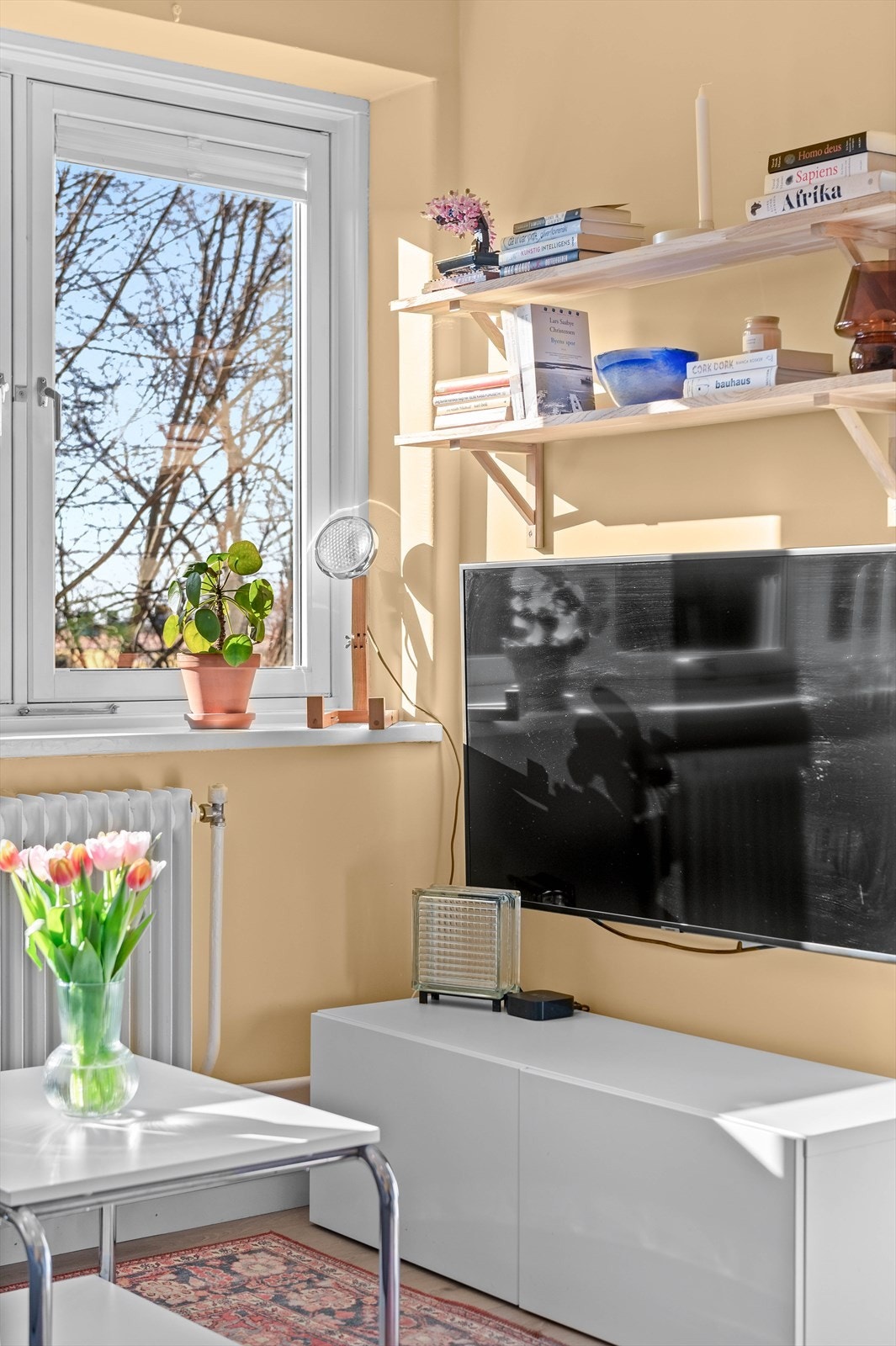 Oppvarming og varmtvann er inkludert i felleskostnadene. Kommer A-konto avregning på dette fra mai 2025. Galleribilde