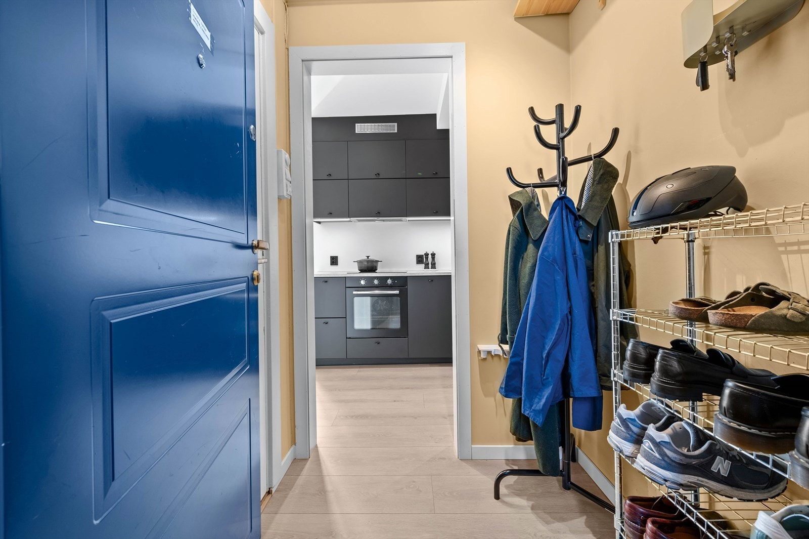 Velkommen inn! Fin entré med god plass for oppheng av yttertøy og plassering av sko. Er også satt opp en hylle på veggen for ytterligere oppbevaring. Galleribilde