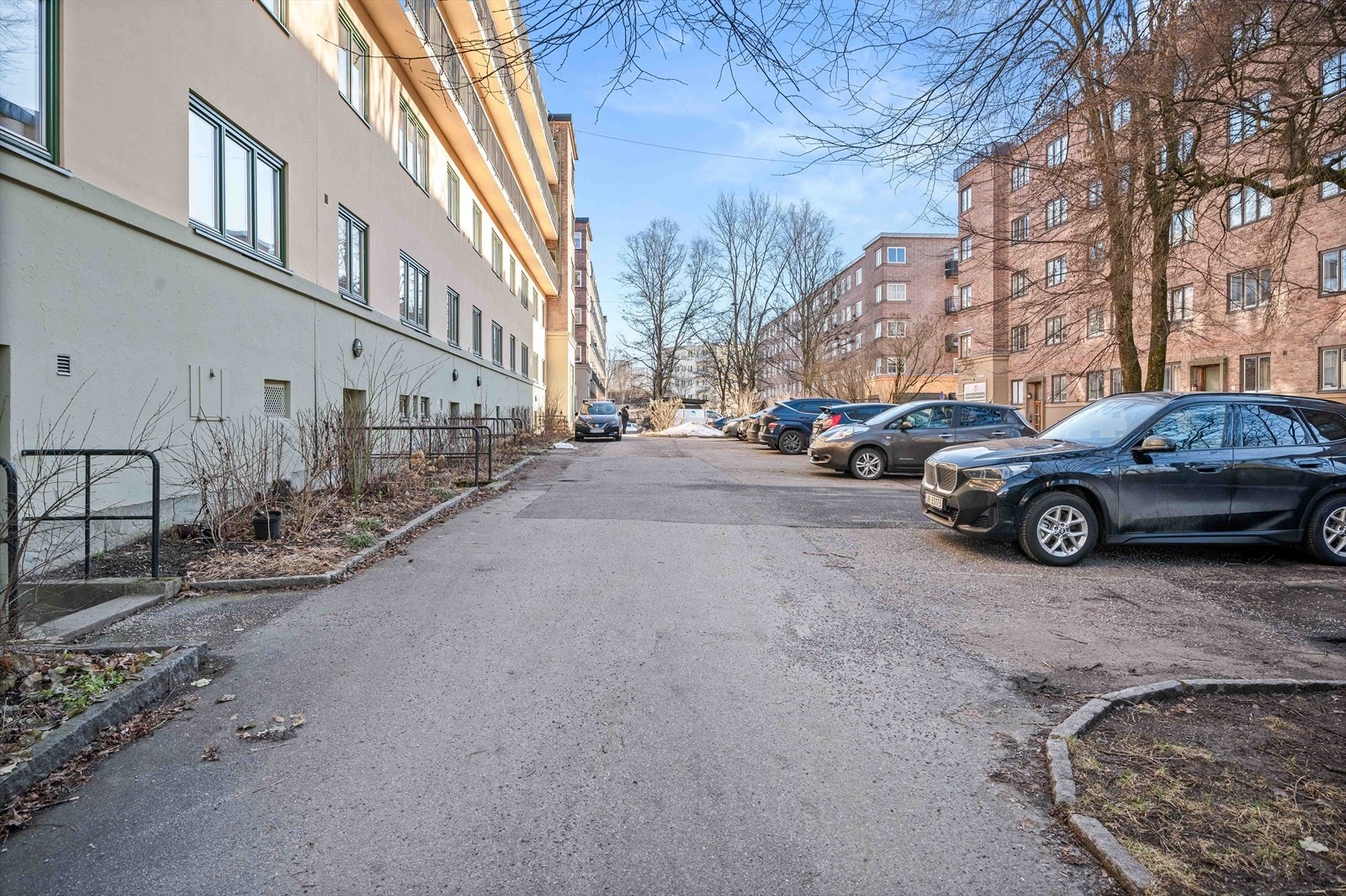 Sameiet har 13 parkeringsplasser som leies ut etter venteliste. Det koster 650,- pr.mnd og vil komme et engangsgebyr på kr. 825,- ved oppstart av leie. Ingen på venteliste p.t. opplyser styreleder. Galleribilde