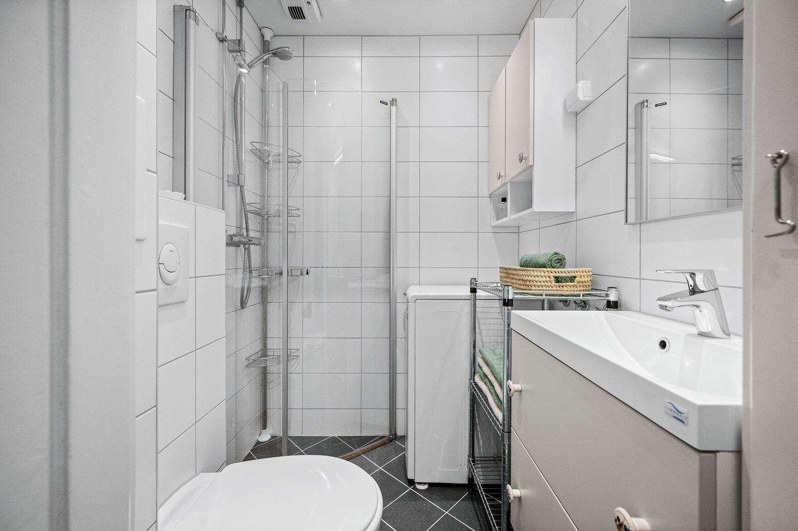 Lyst og tidløst baderom fra 2014. Badet ble tatt i regi av sameiet hvor alle badene i gården ble pusset opp. Vann og avløpsrør ble skiftet samtidig. Ferdigattest foreligger. Galleribilde