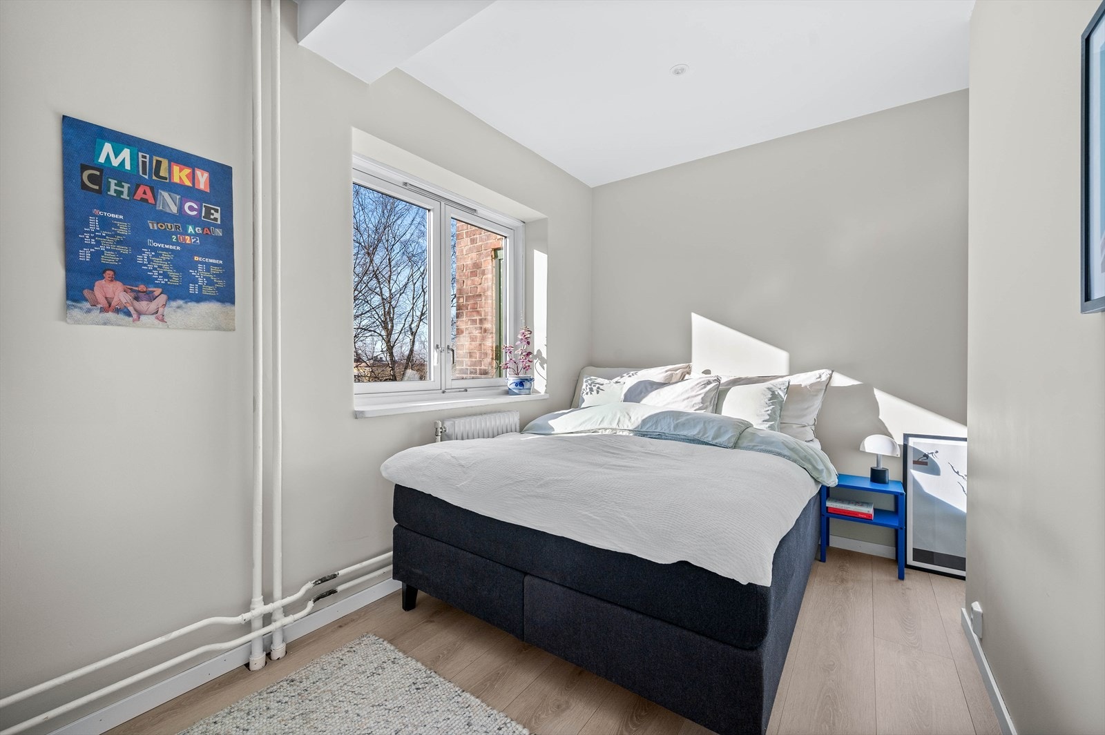 Stort og lyst soverom. Slette veggflater og det samme lekre gulvet går igjen her også. Downlights i himling. Galleribilde