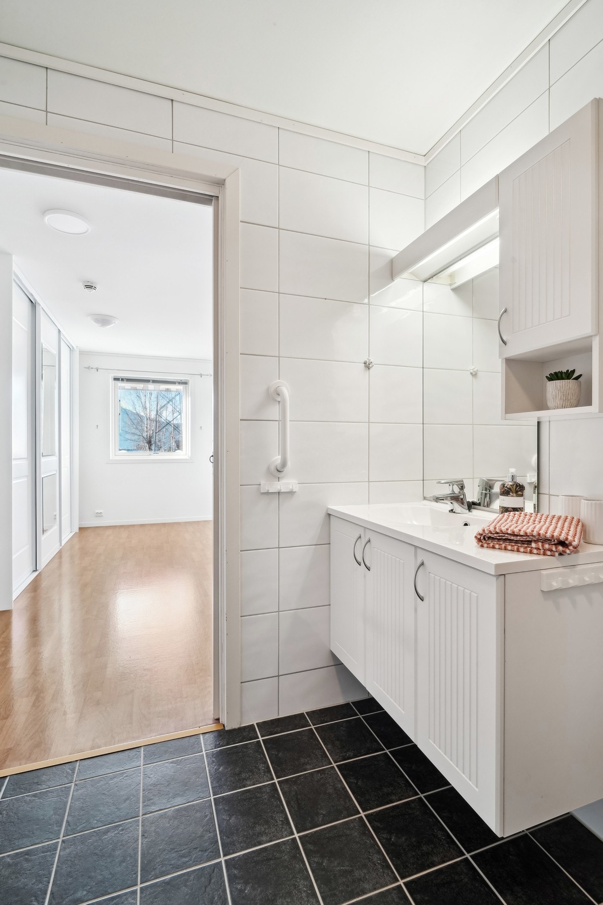 Direkte tilkomst til badet fra hovedsoverommet. Galleribilde