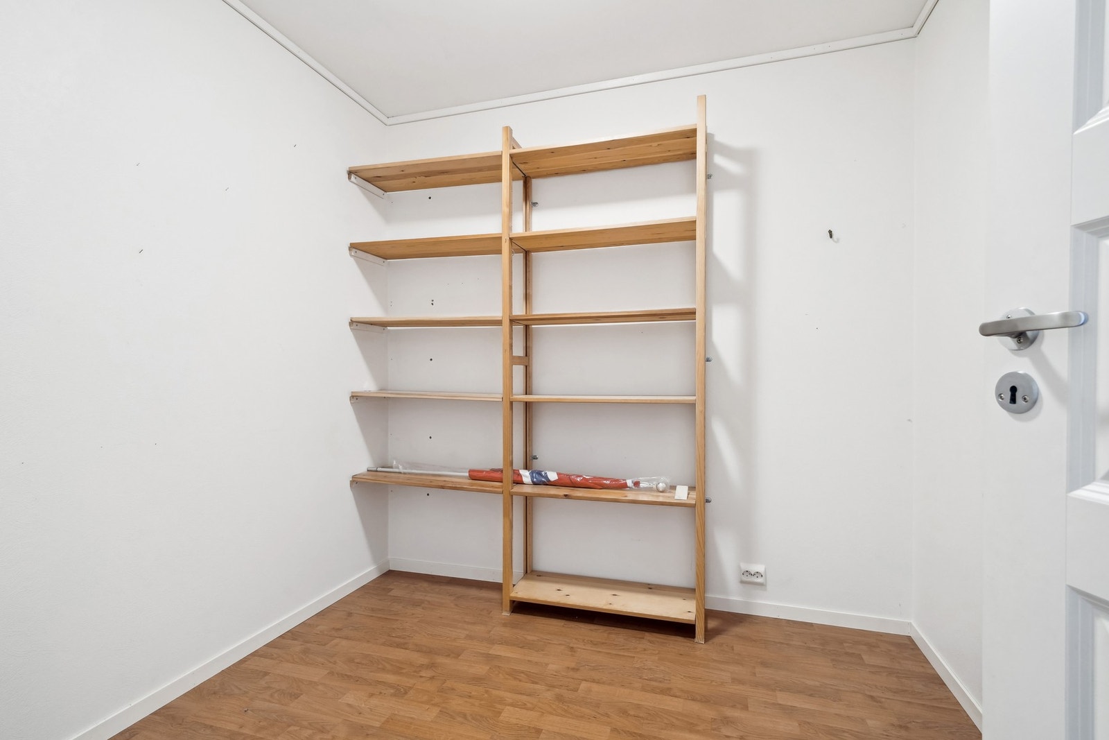 Romslig bod i leiligheten med god plass til oppbevaring. Hyller medfølger. Galleribilde