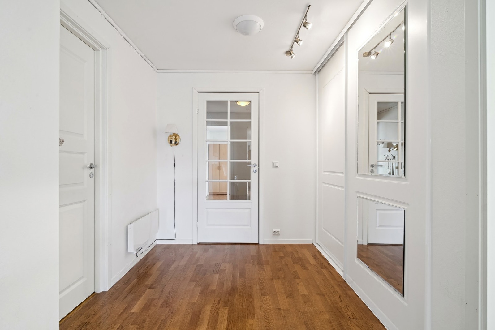 Romslig gang med skyvedørsgarderobe for god oppbevaring. Galleribilde