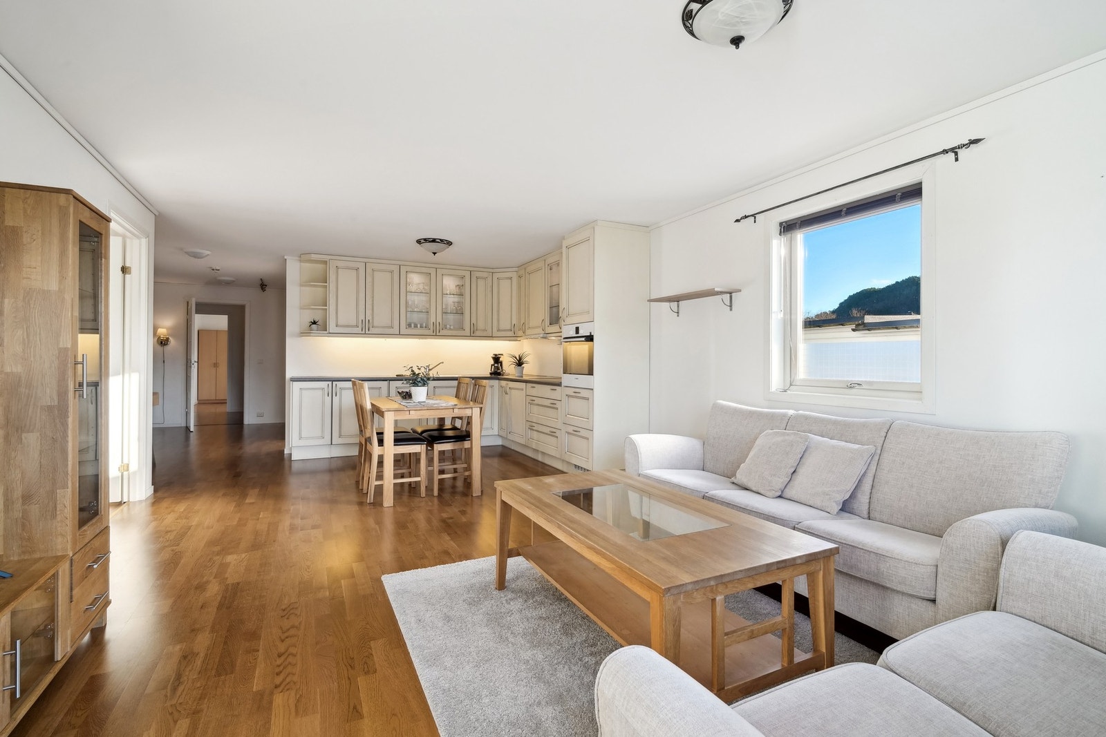 Stuen er romslig og har parkett på gulvet, og på veggene er det malte flater. Galleribilde