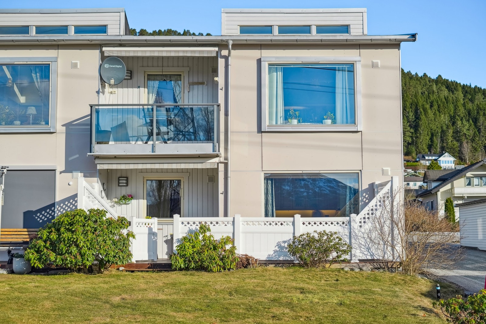 Skodje Seniorboliger Borettslag består av 21 boenheter. Det er trappefri tilkomst til leiligheten. Galleribilde