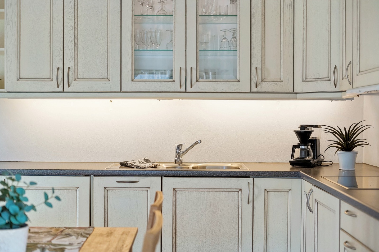 Integrerte hvitevarer som oppvaskmaskin, stekeovn og platetopp. Plass for kjøleskap. Kjøkkenventilator med avtrekk ut. Galleribilde