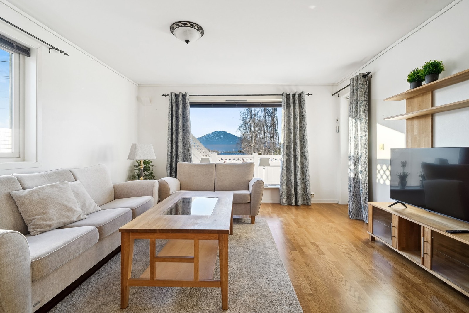 Det er god plass til å møblere med sittegruppe. Gardinstenger og persienner medfølger i handelen. Galleribilde