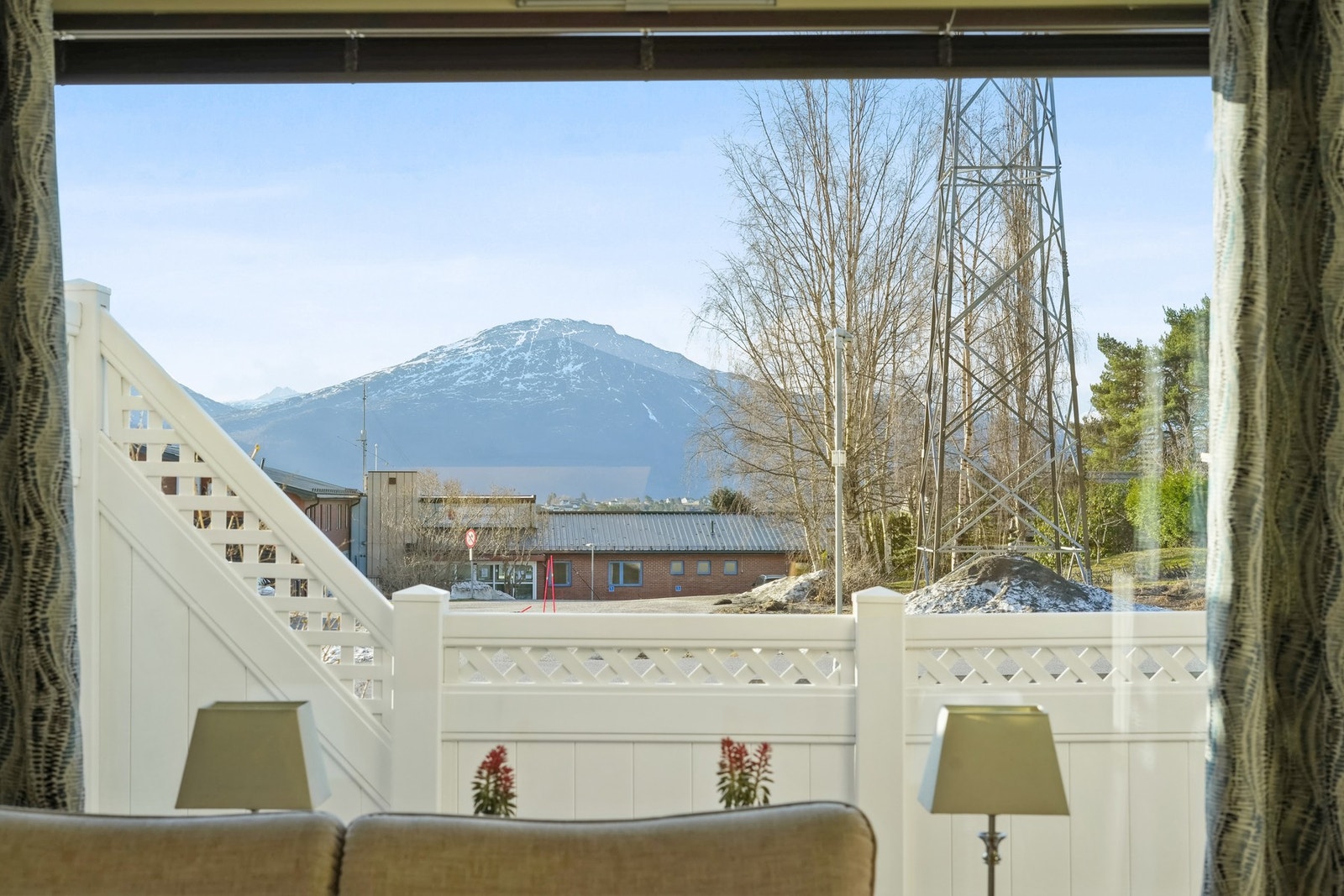 Fra stuen er det utgang til en sørvendt stor veranda med gode solforhold. Galleribilde