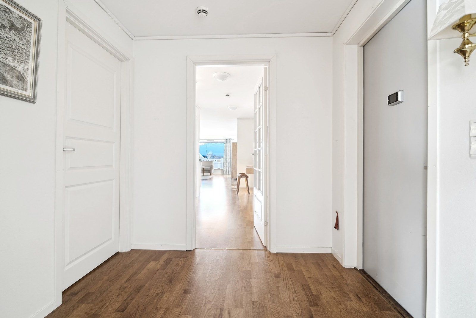 Entré med parkett på gulvet og malte flater på veggene. Lyd- og brann isolert ytterdør. Galleribilde