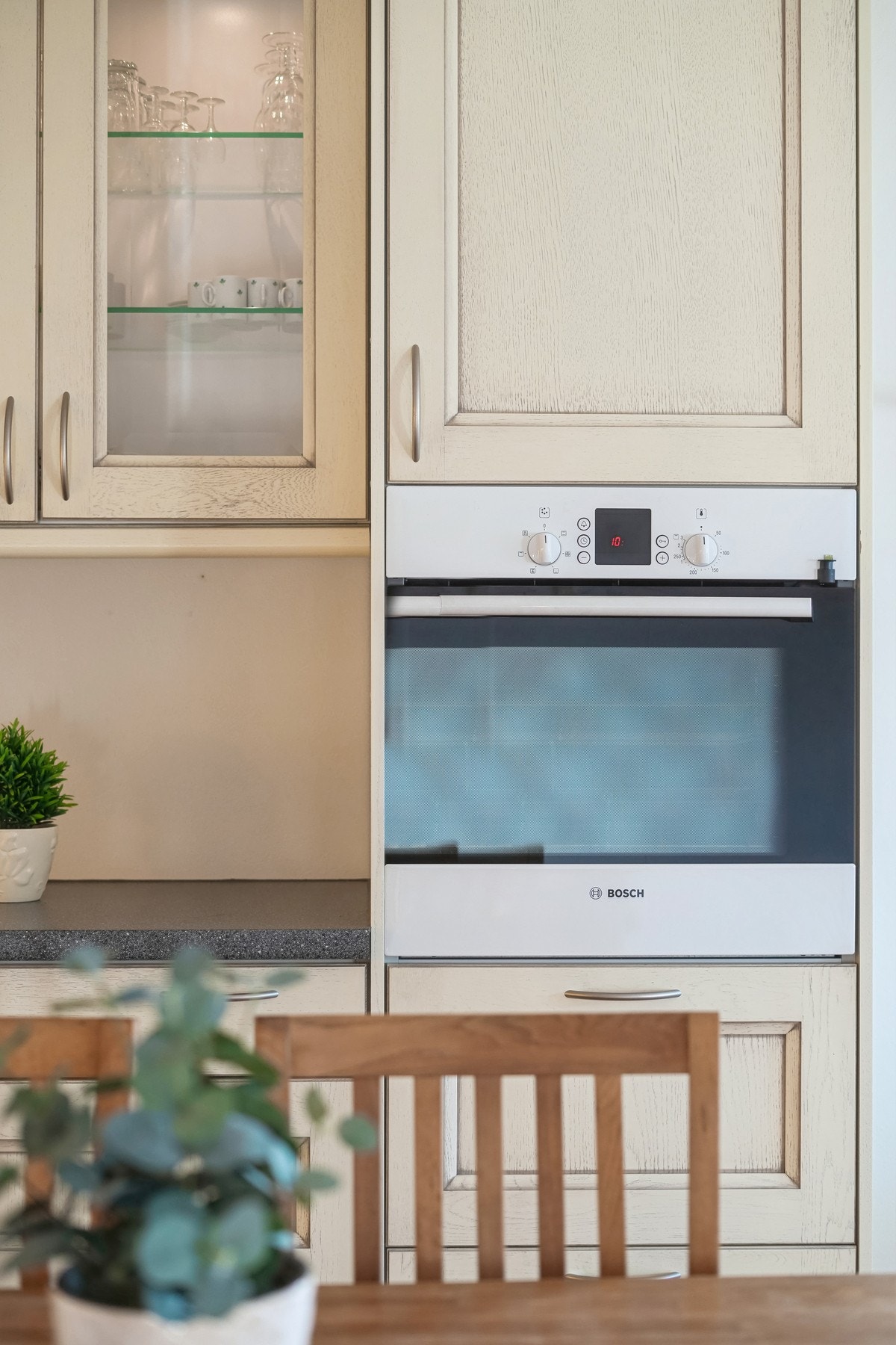 Kjøkkenet er praktisk blant annet med stekeovn i høyden. Galleribilde