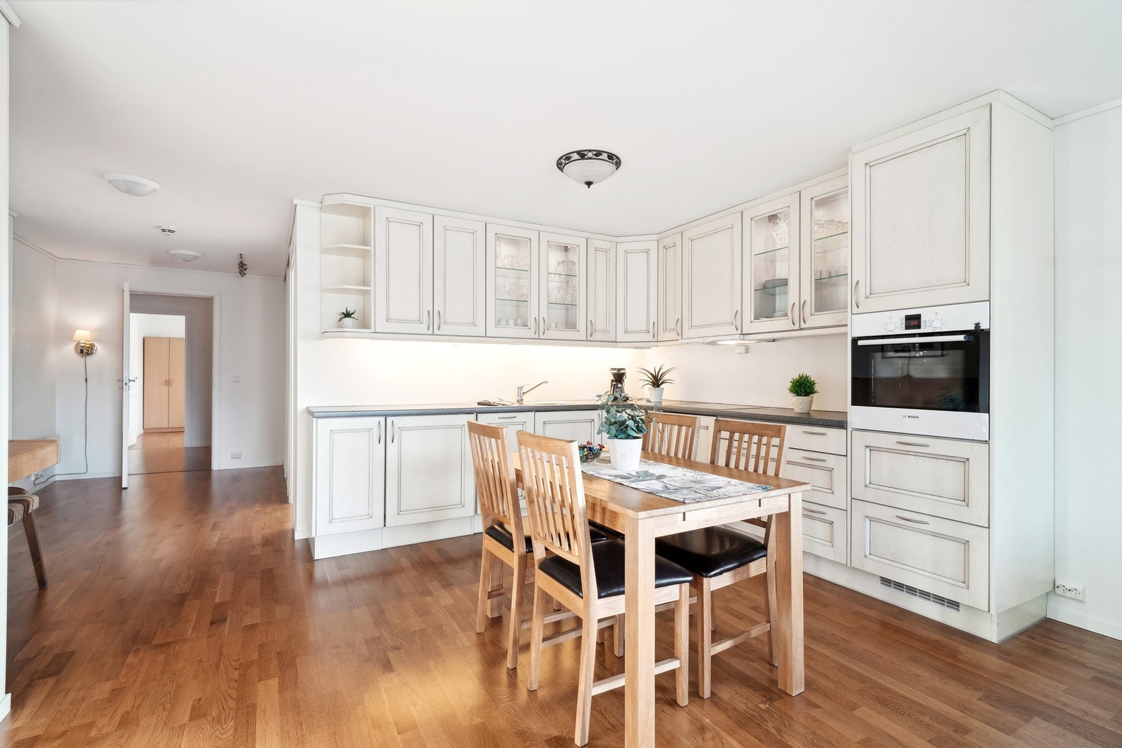 Kjøkkenet har pen innredning med profilerte fronter, og glassdører i to skap. Galleribilde