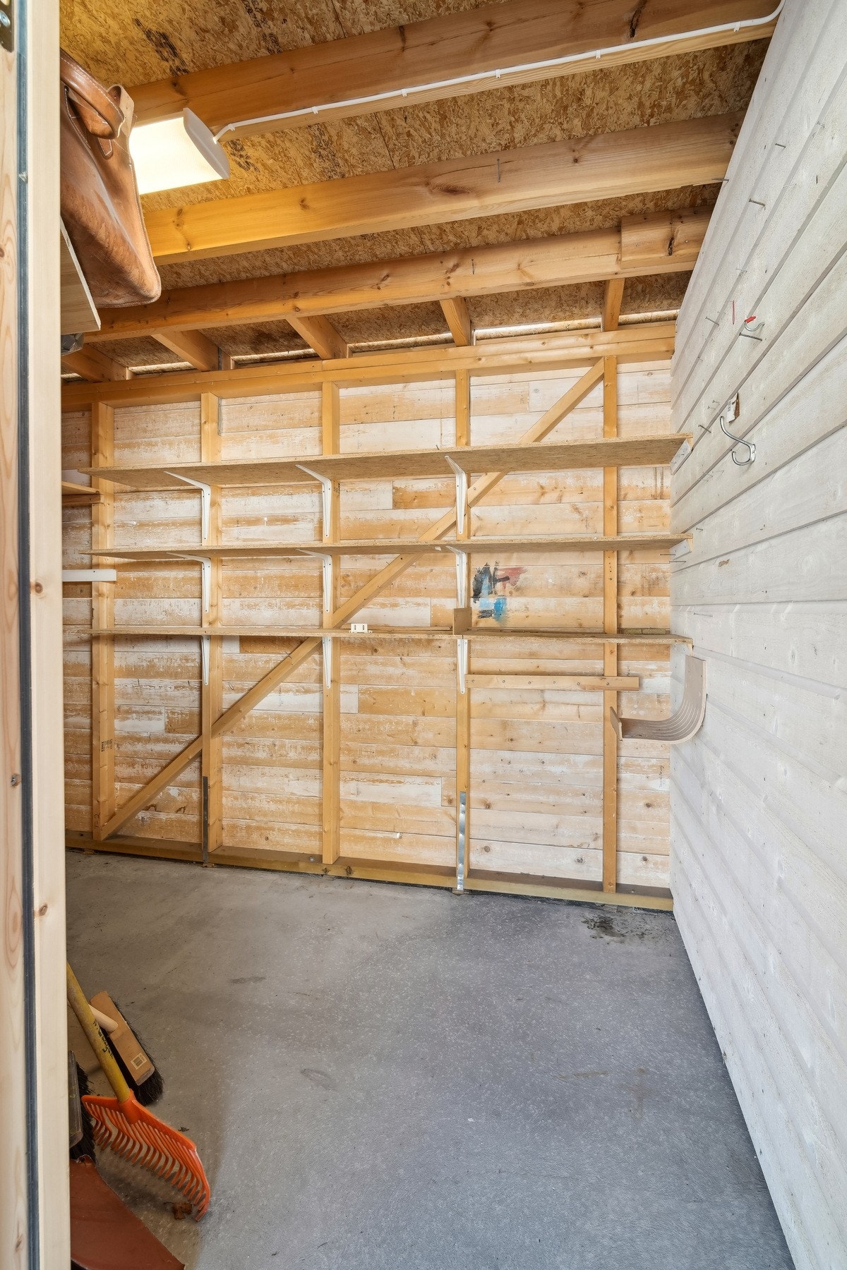 I bakkant av carport er det sportsbod med et areal på ca. 6 kvm. Galleribilde