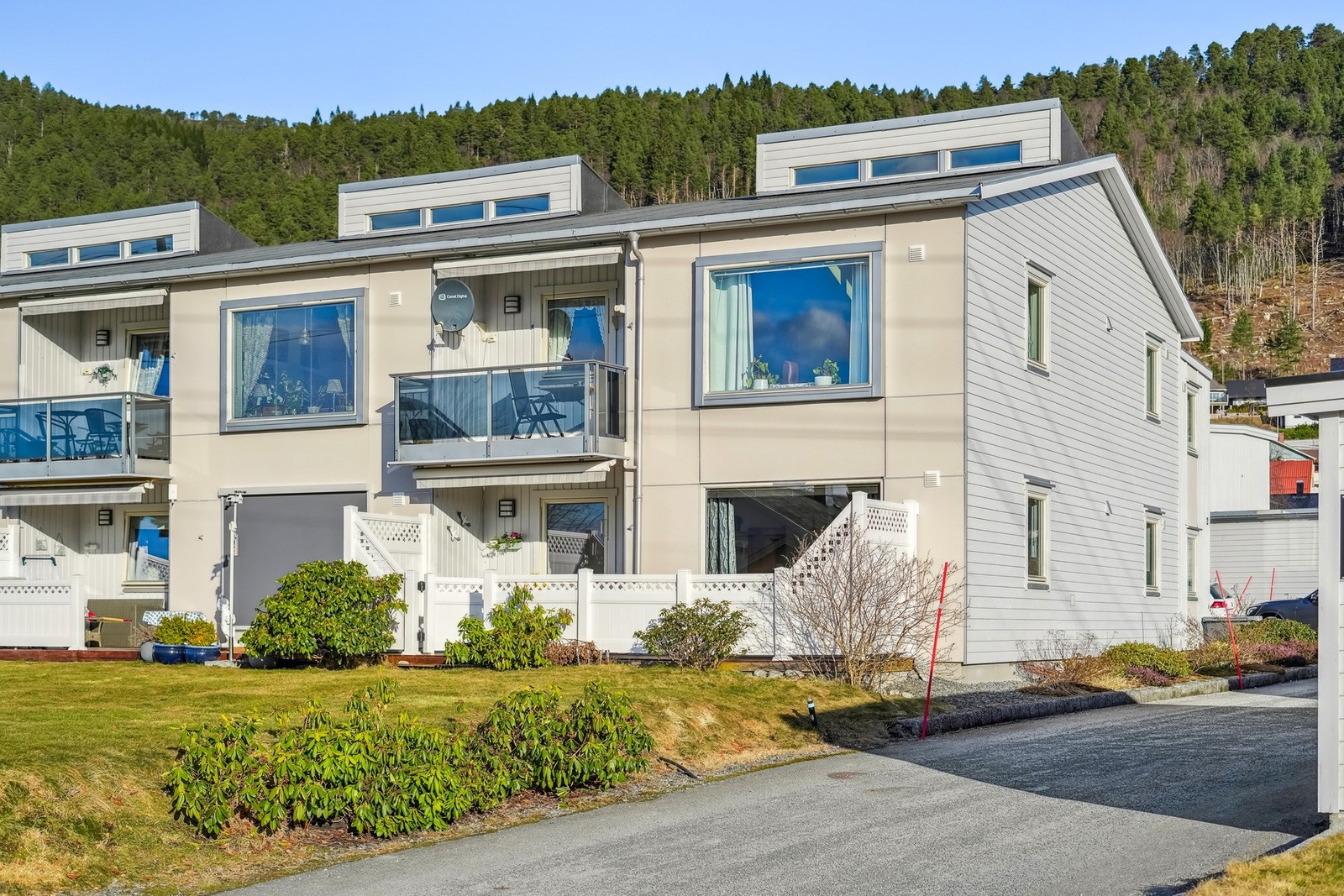 Leiligheten er hjørneleilighet, er sørvendt og har gode solforhold. Vedlikeholdsfrie rekkverk. Galleribilde