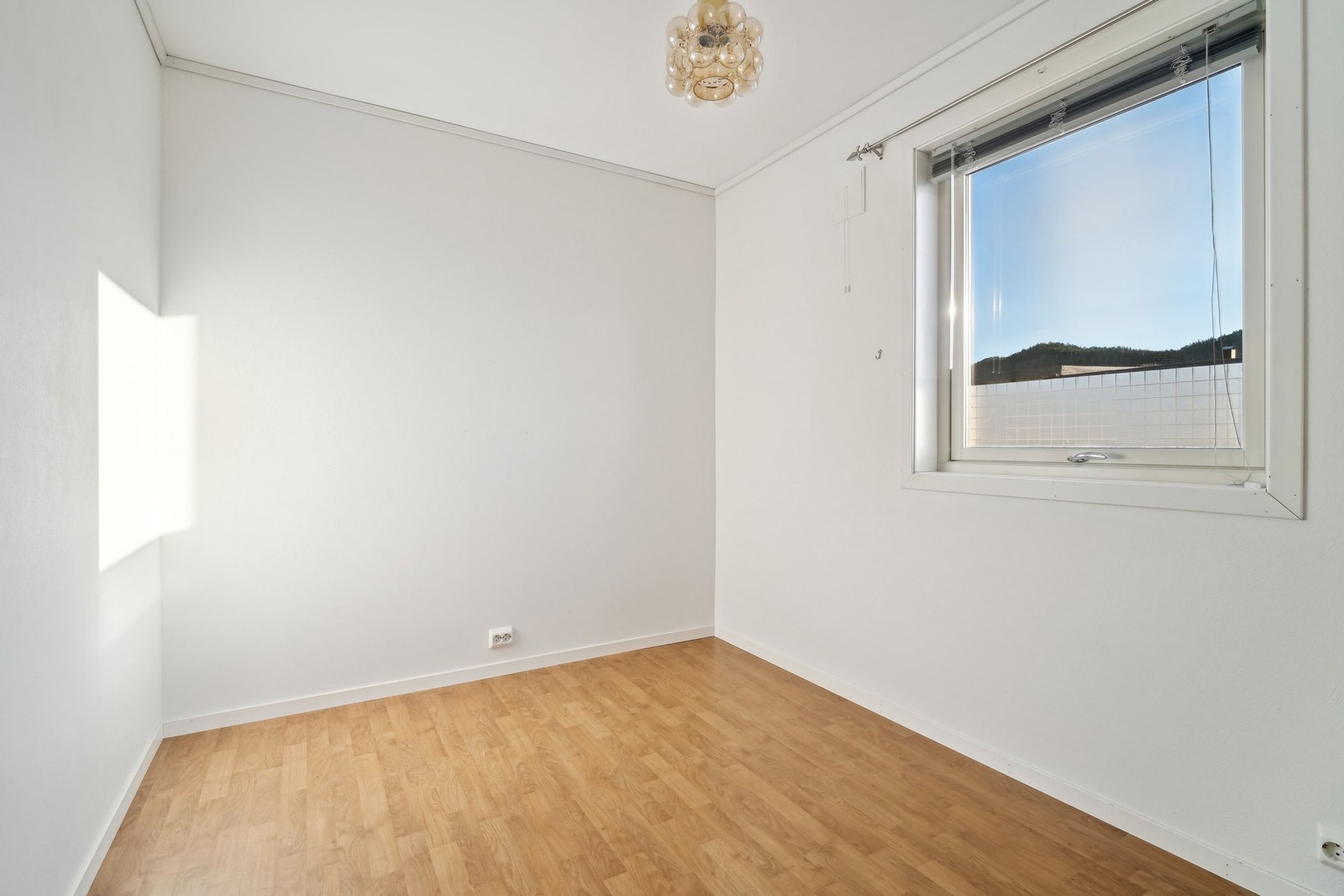 Soverom nr 3 har også vindu mot øst. Utmerket som gjesterom, kontor, syrom eller hva man måtte ønske. Galleribilde