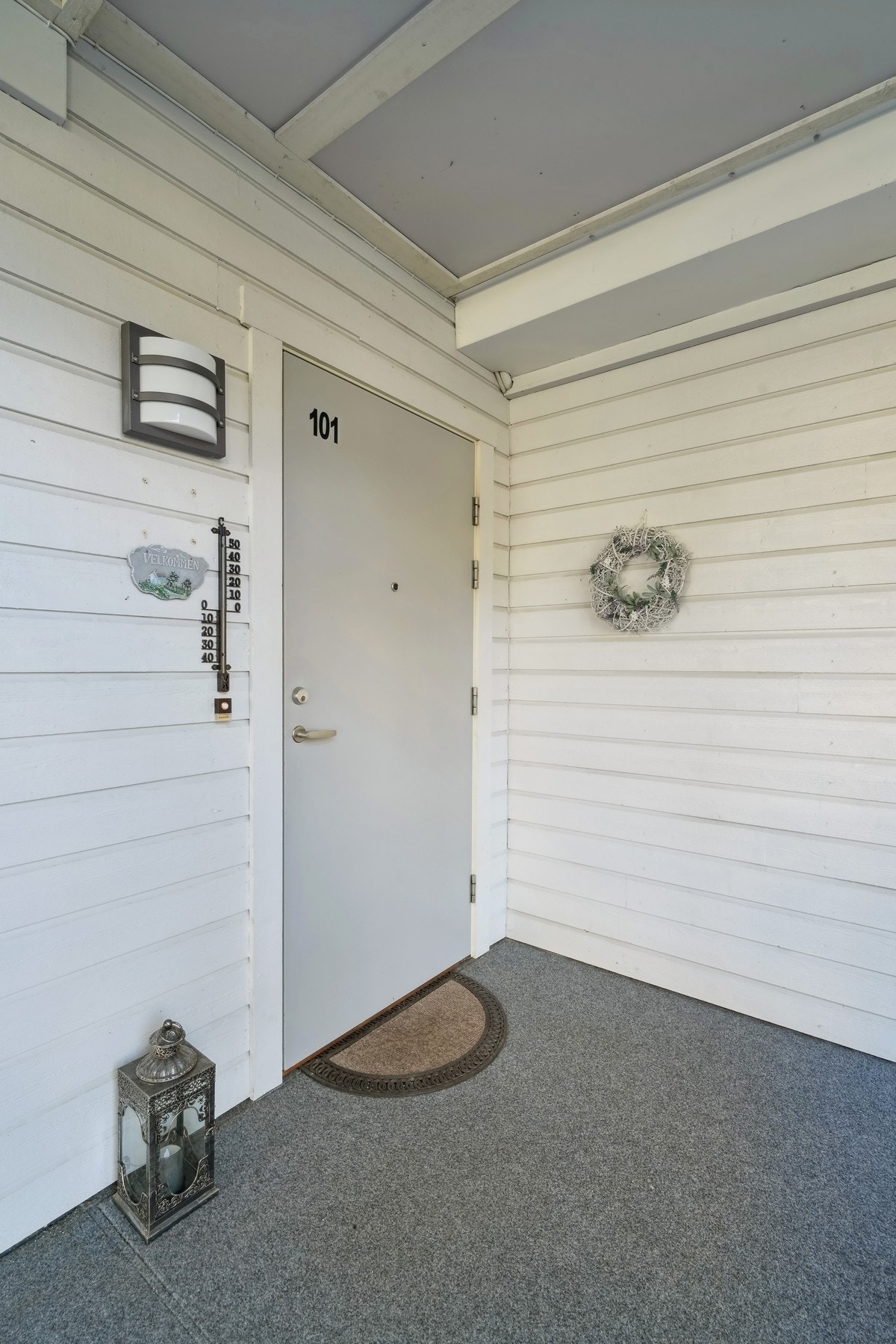 Godt skjermet og lett tilgjengelig inngangsparti med overbygg. Det er montert belysning på veggen. Galleribilde