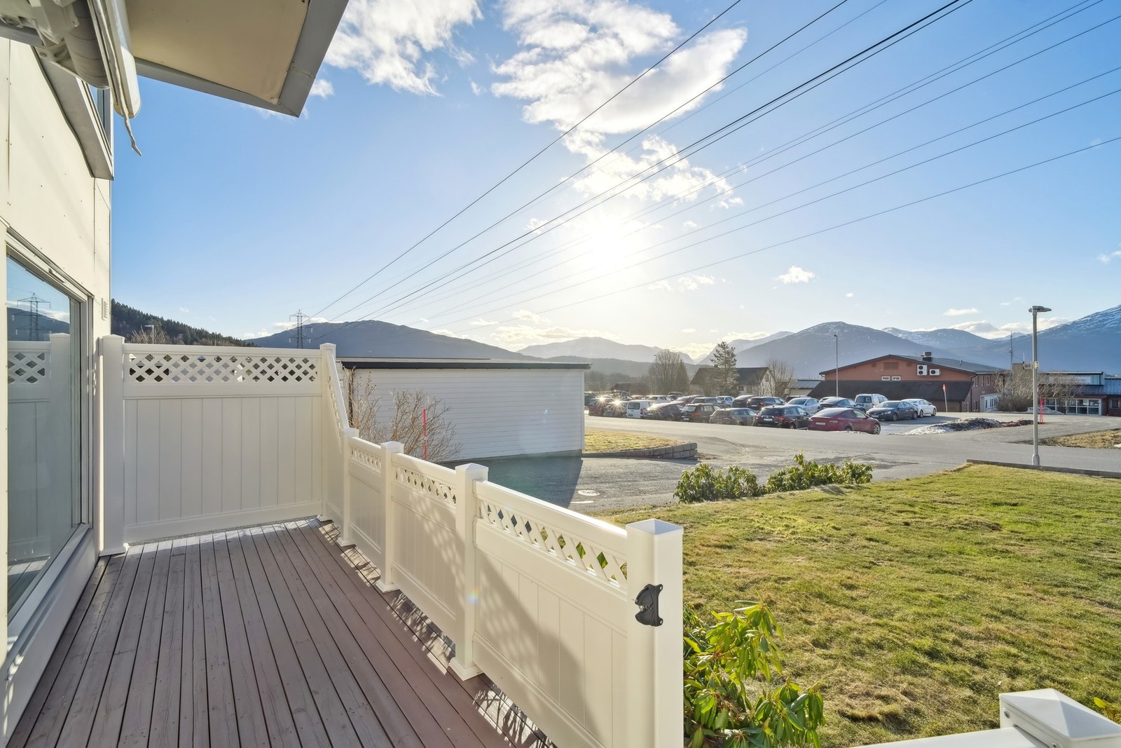 Her kan en nyte fine dager med gode solforhold og utsikt mot mektige Sunnnmørsfjell. Galleribilde