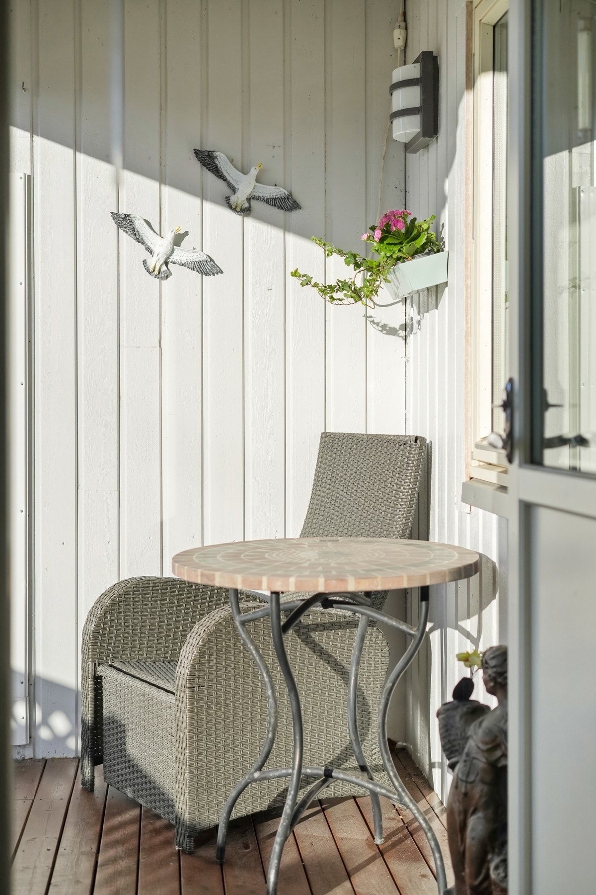 Her kan en nyte fine dager i solveggen med en god kopp kaffe. Galleribilde