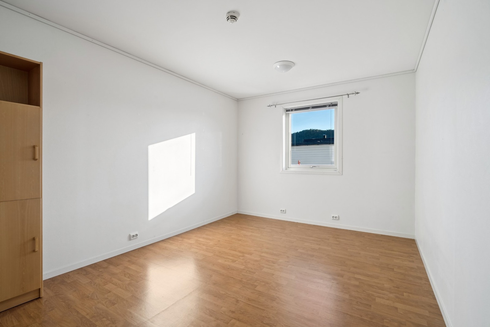 Soverom nr 2 med vindu mot øst, også lyst og pent rom. Galleribilde