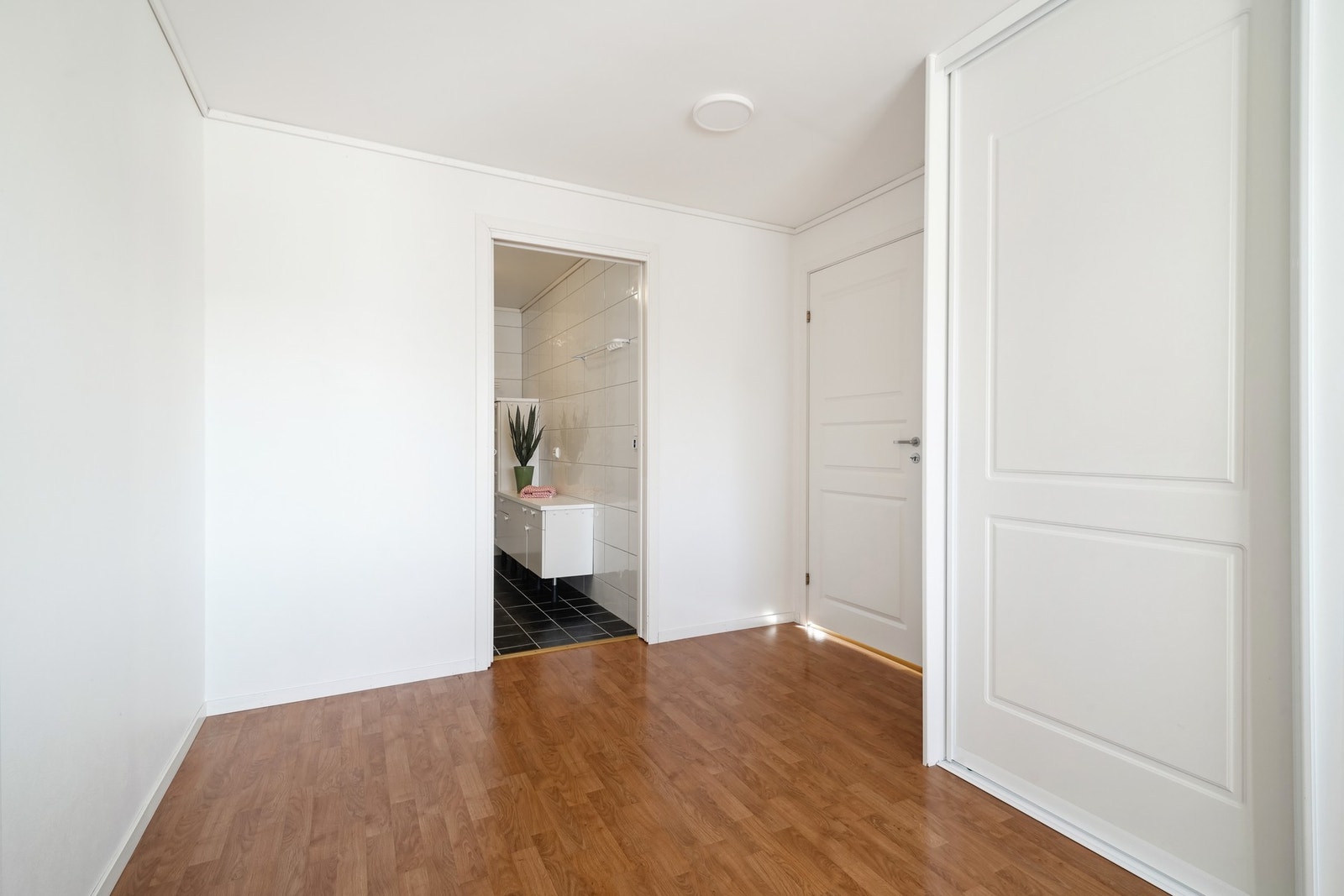 Dette soverommet har direkte dør inn til baderom. Leiligheten har livsløpstandard på dørbredder. Galleribilde