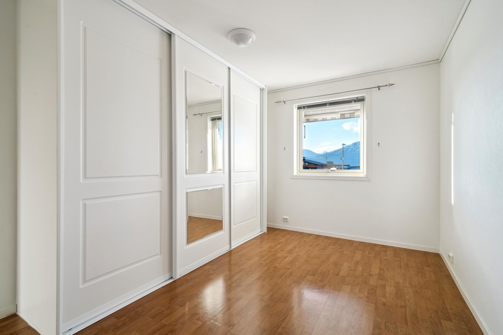 Hovedsoverom med vindu mot sør og fin garderobeinnredning, Galleribilde