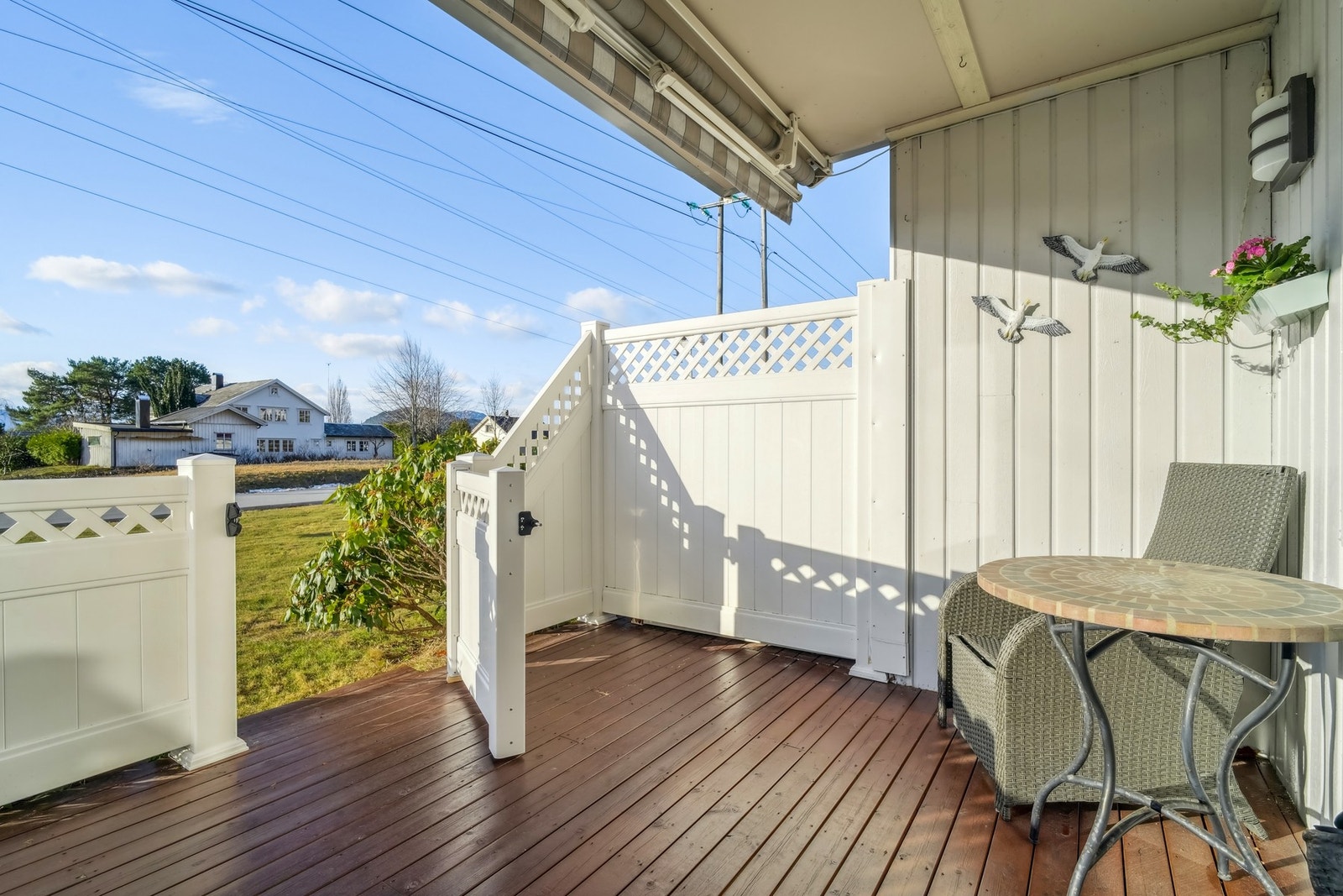 Her er det plass til å møblere med sittegruppe. Det er også montert elektrisk solmarkise. Terrassen har et areal på 15 kvm. Galleribilde