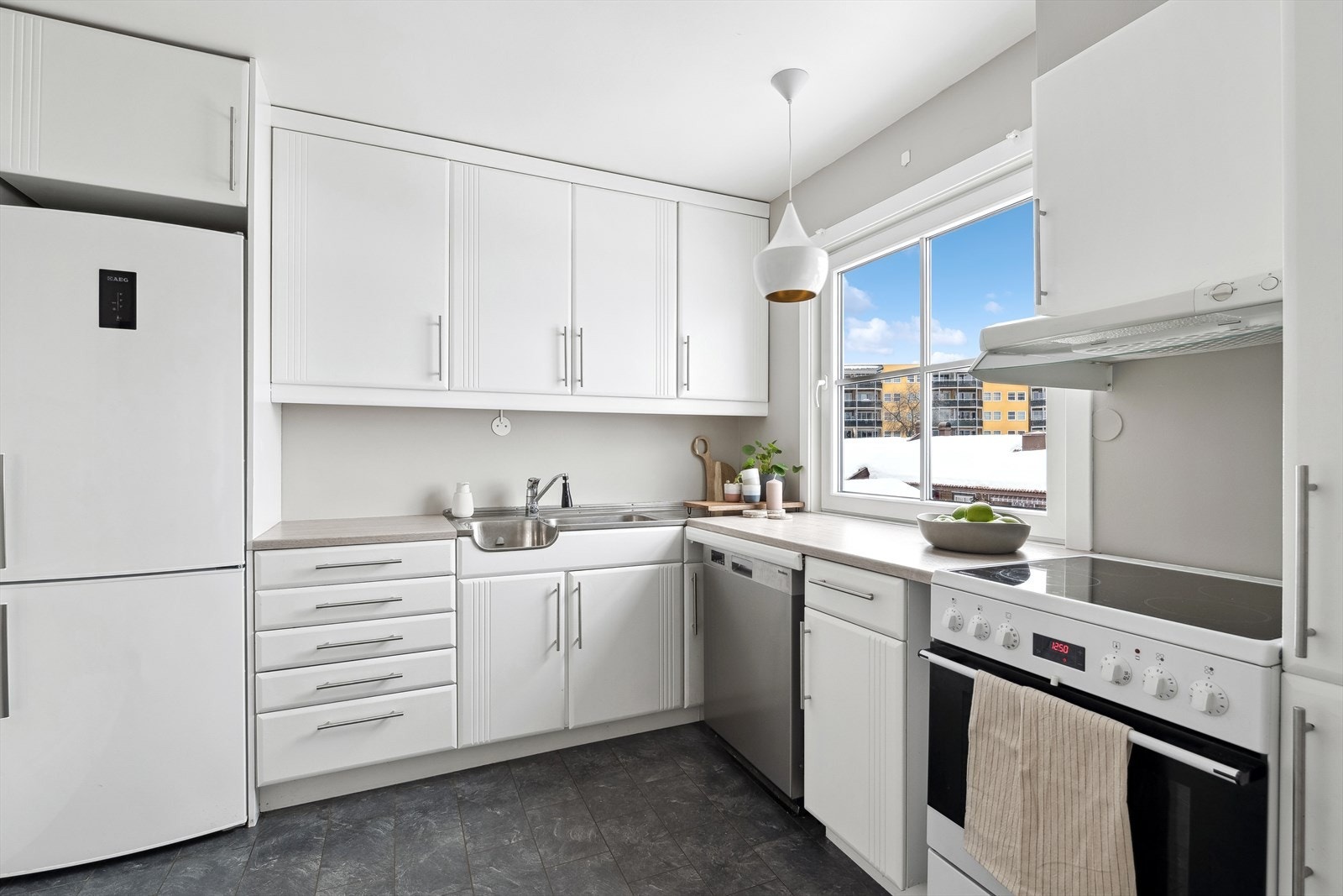 Romslig kjøkken med mye skap og benkeplass. Galleribilde