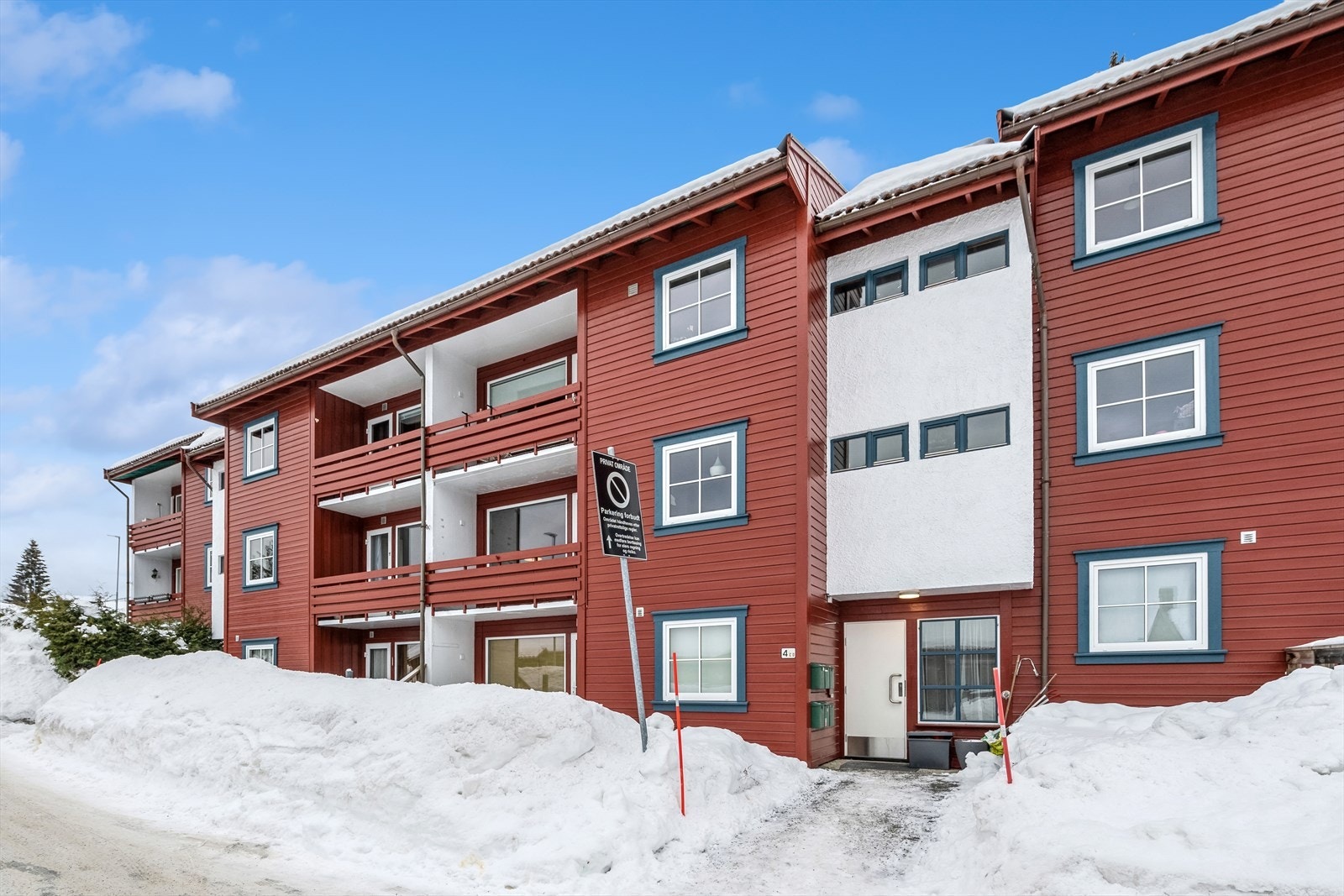 Borettslaget har vaktmestertjenester og strøing / snøbrøyting er inkludert i fellesutgiftene. Galleribilde