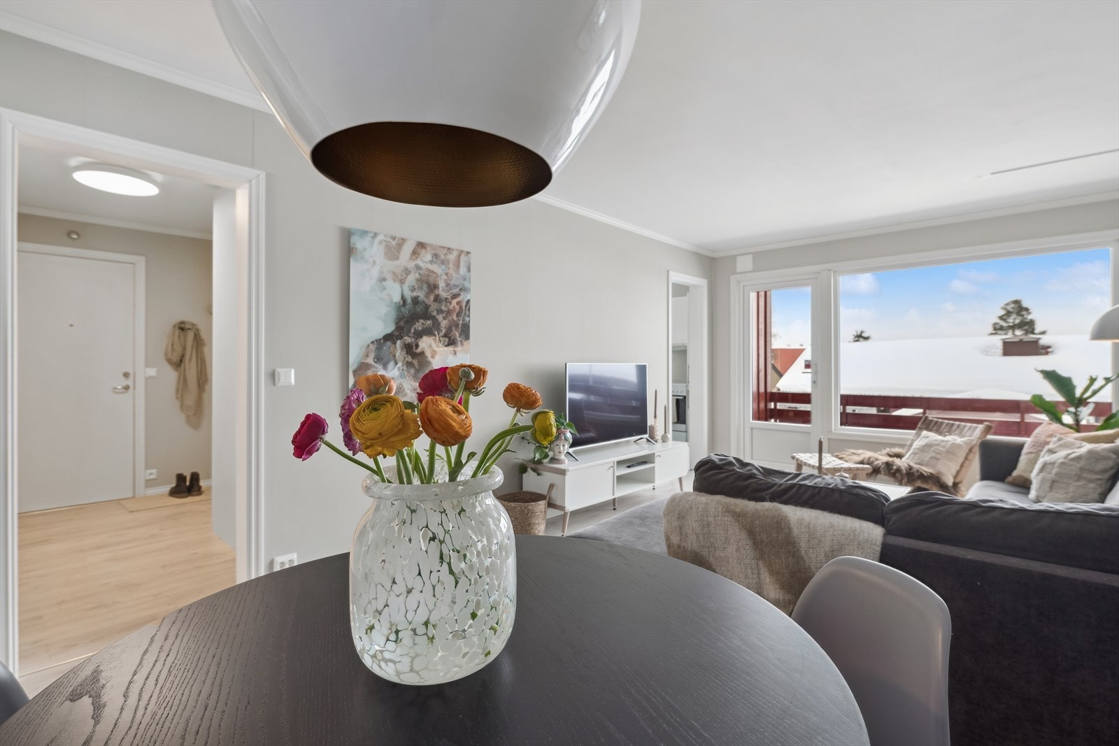 Stor og luftig stue med god plass til sofa og spisegruppe. Galleribilde