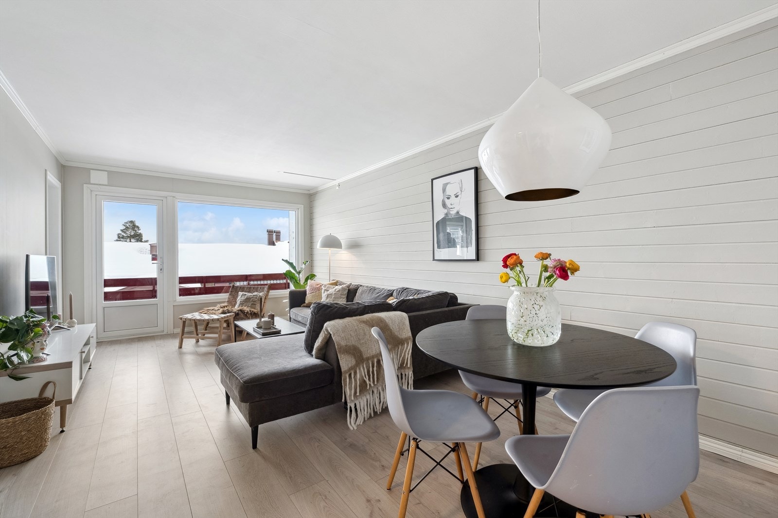 Leiligheten ligger i byggets 2 etasje og fremstår som usjenert. Galleribilde