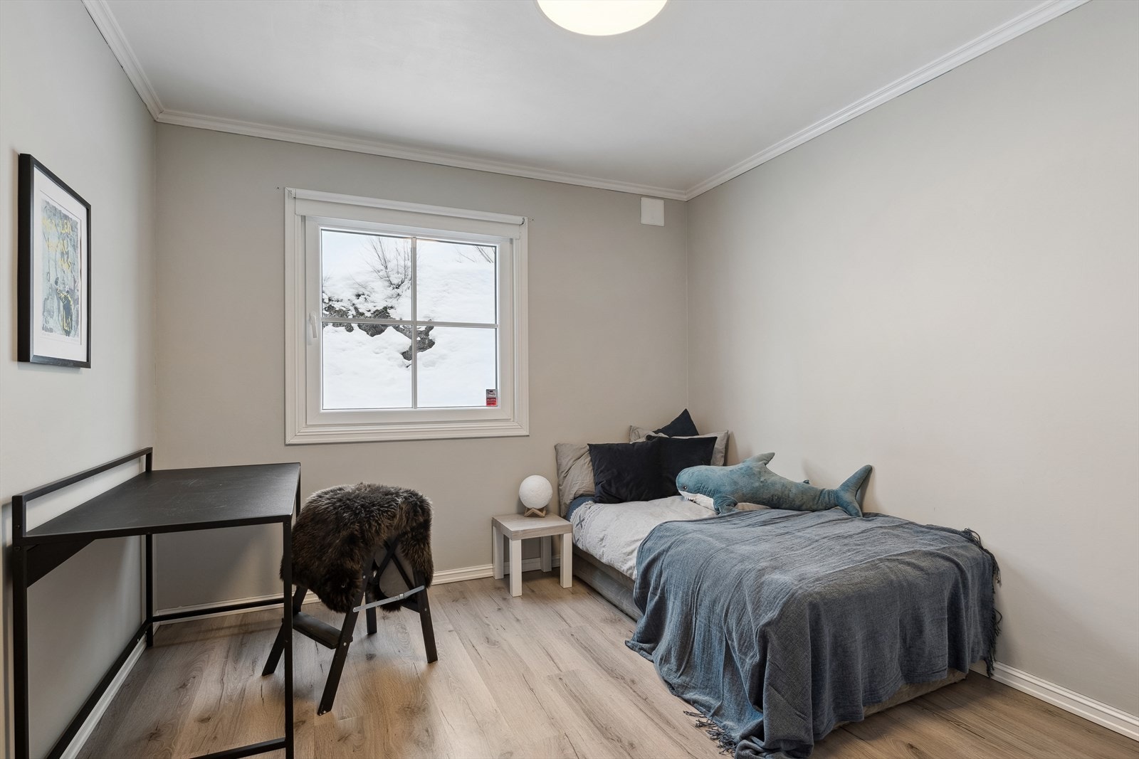 Leiligheten har to gode og romslige soverom som er vendt mot rolig friareal. Galleribilde