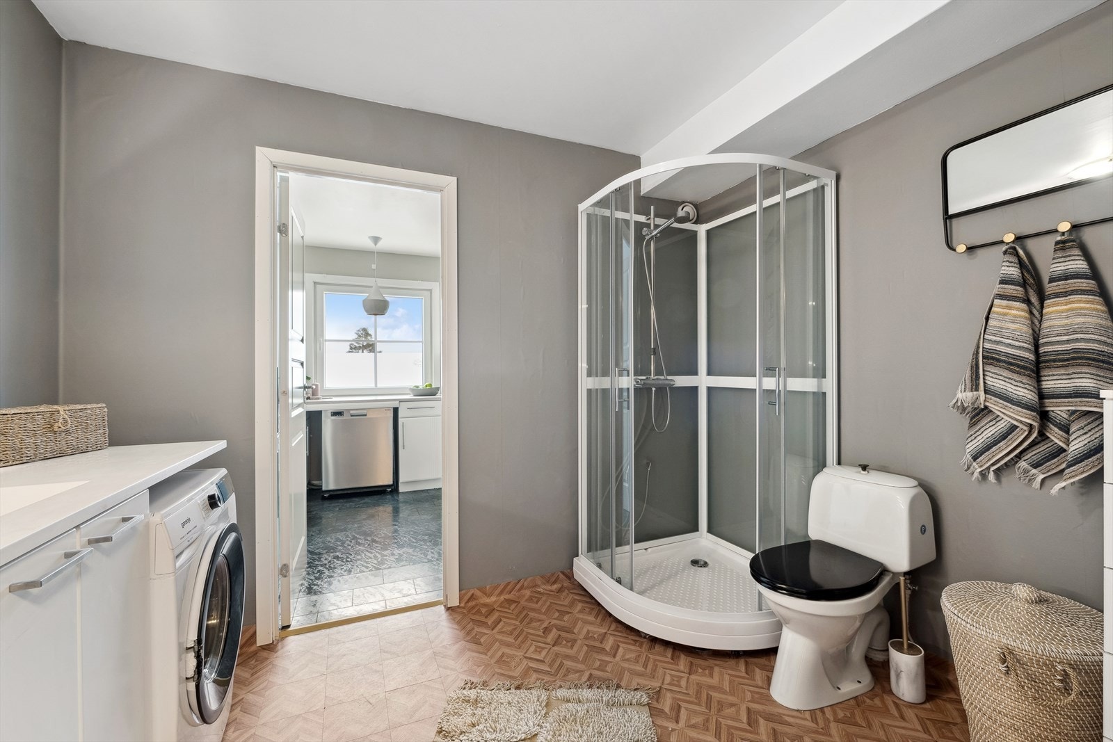 Stort baderom med opplegg til vaskemaskin og tørketrommel. Galleribilde