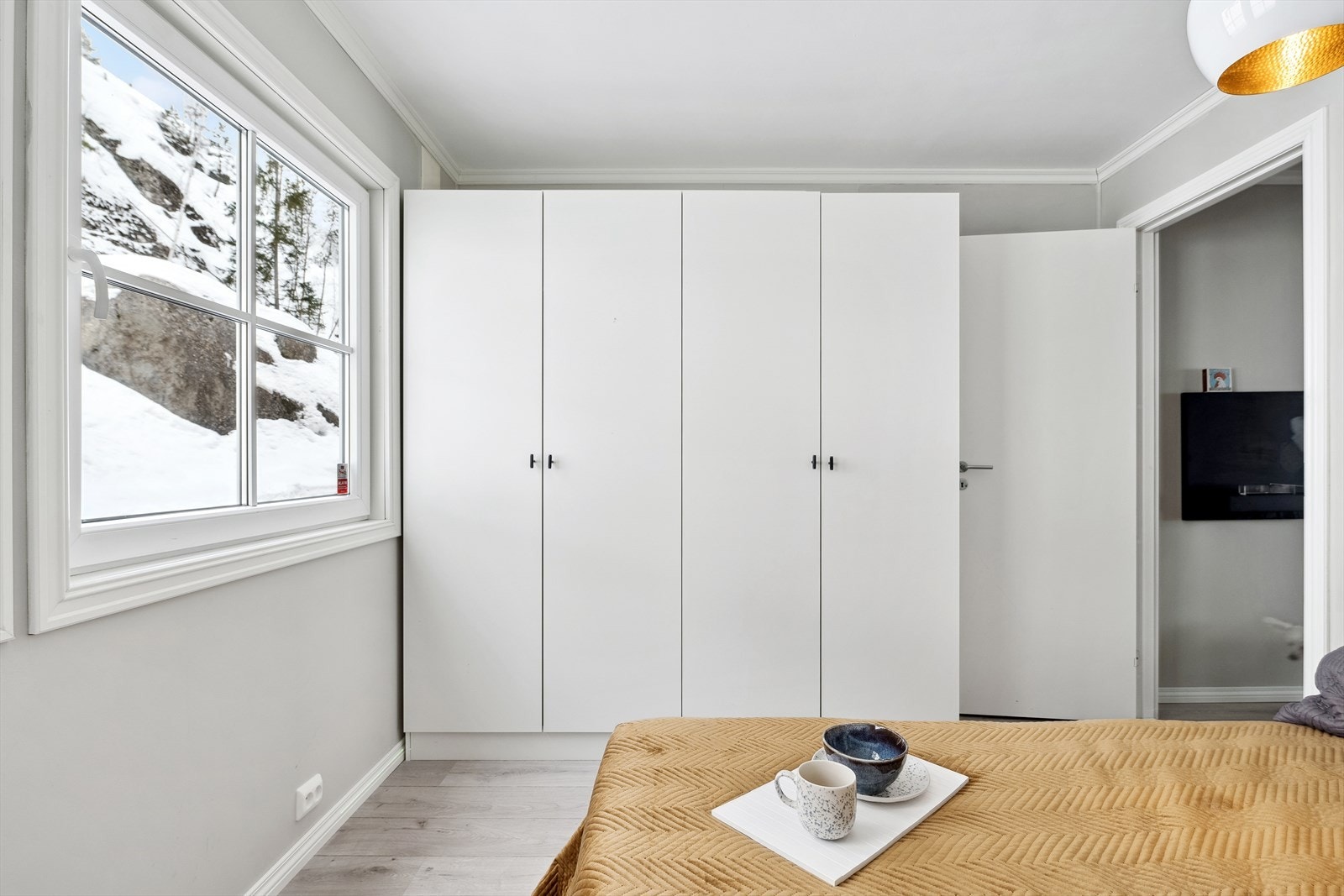 Luftig hovedsoverom med mye skapplass. Galleribilde