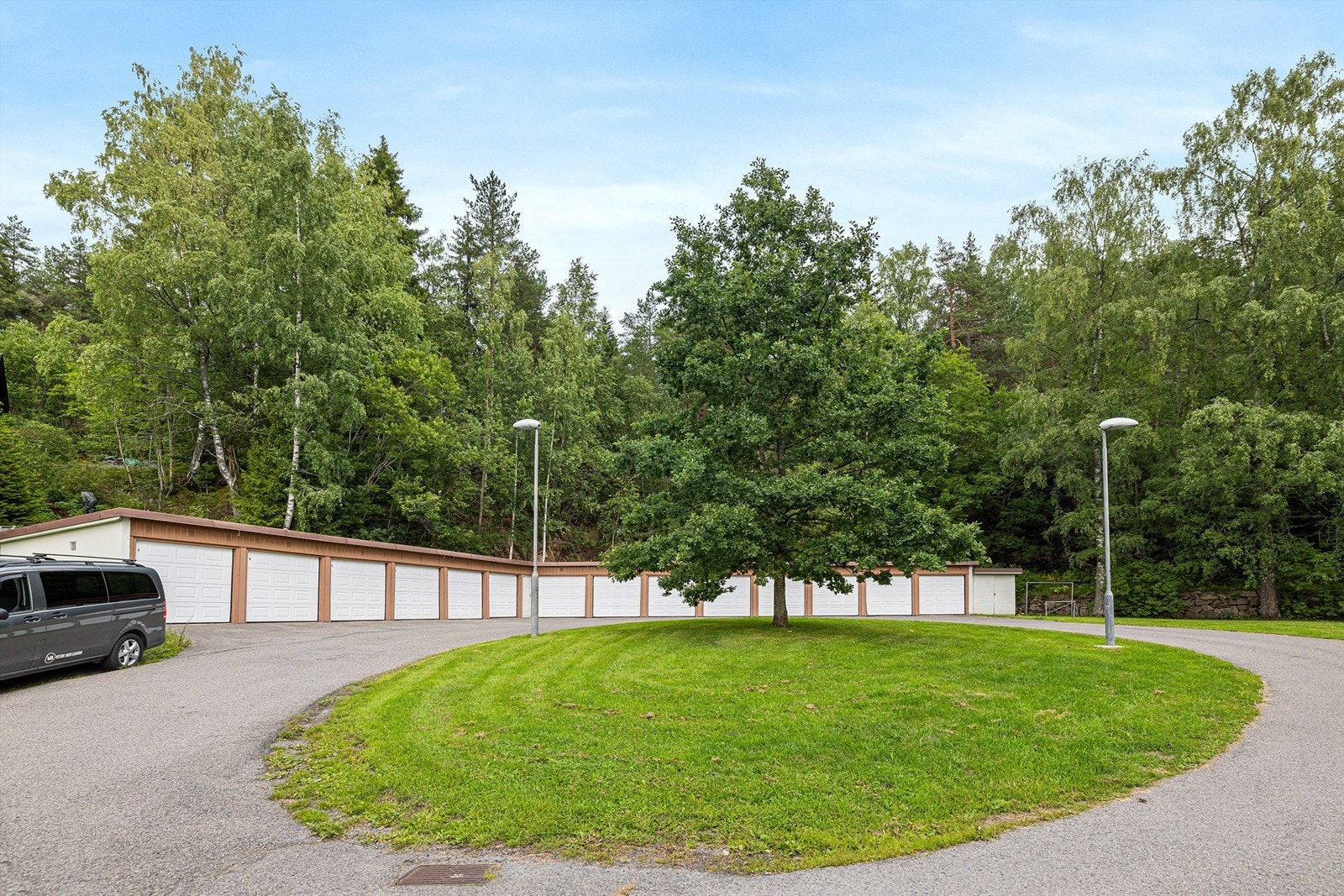 Det er oppført 22 garasjer på borettslagets eiendom. Kun andelseiere i Lia Borettslag kan kjøpe bruksrett til garasjene. Andelseierne kan fritt selge bruksrett til sin garasje til høystbydende, så fremt vedkommende kjøper også er andelseier i borettslaget Galleribilde