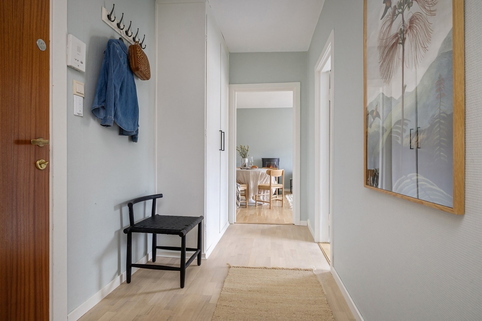 Fra entréen er det videre adkomst til alle boligens øvrige rom, noe som underbygger den gode planløsningen Galleribilde