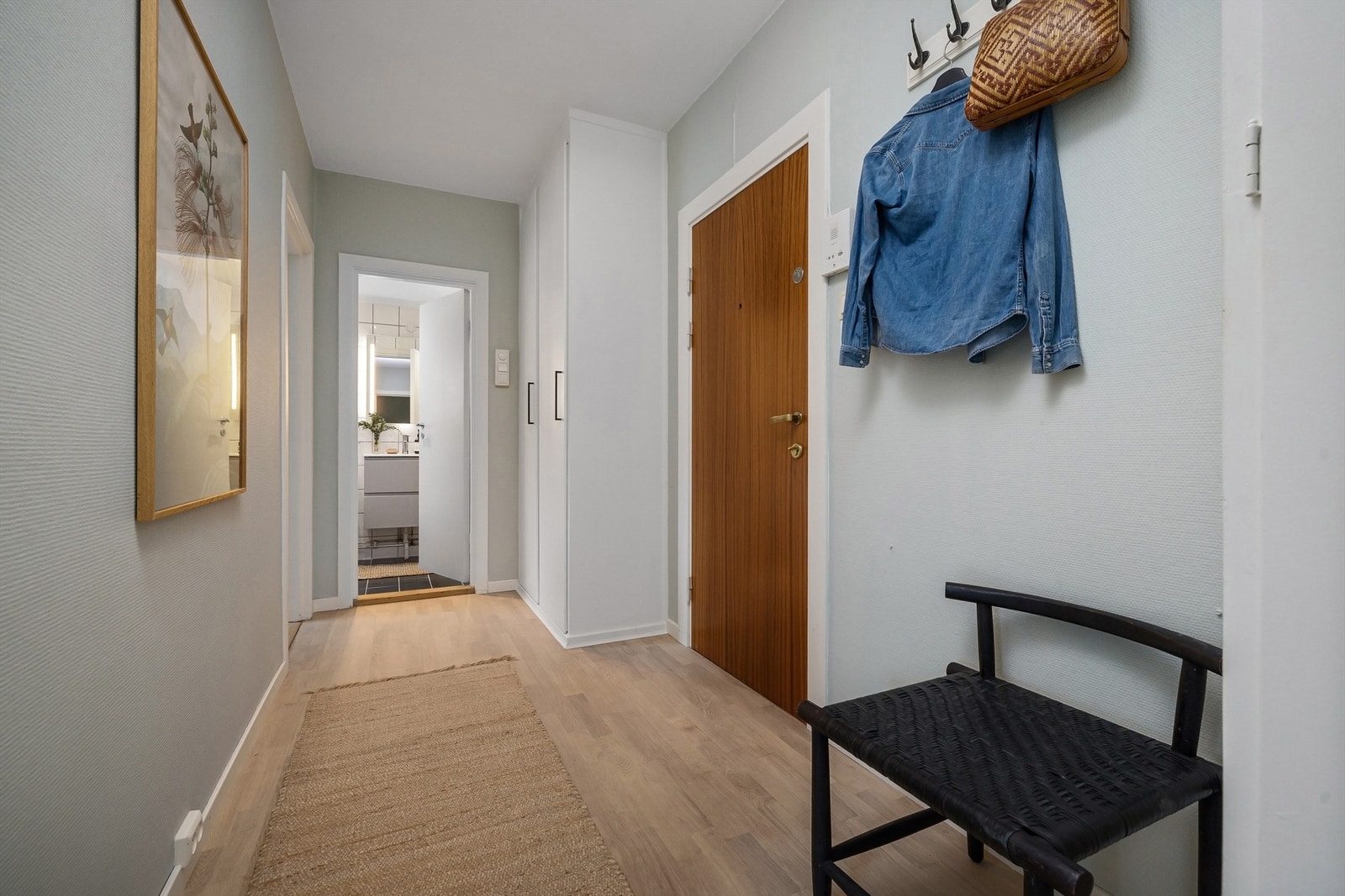 Lys og innbydende entré som gir et godt førsteinntrykk av boligen. Her er det mer enn nok plass til klesavheng og skotøy samt et romslig plassbygd garderobeskap Galleribilde